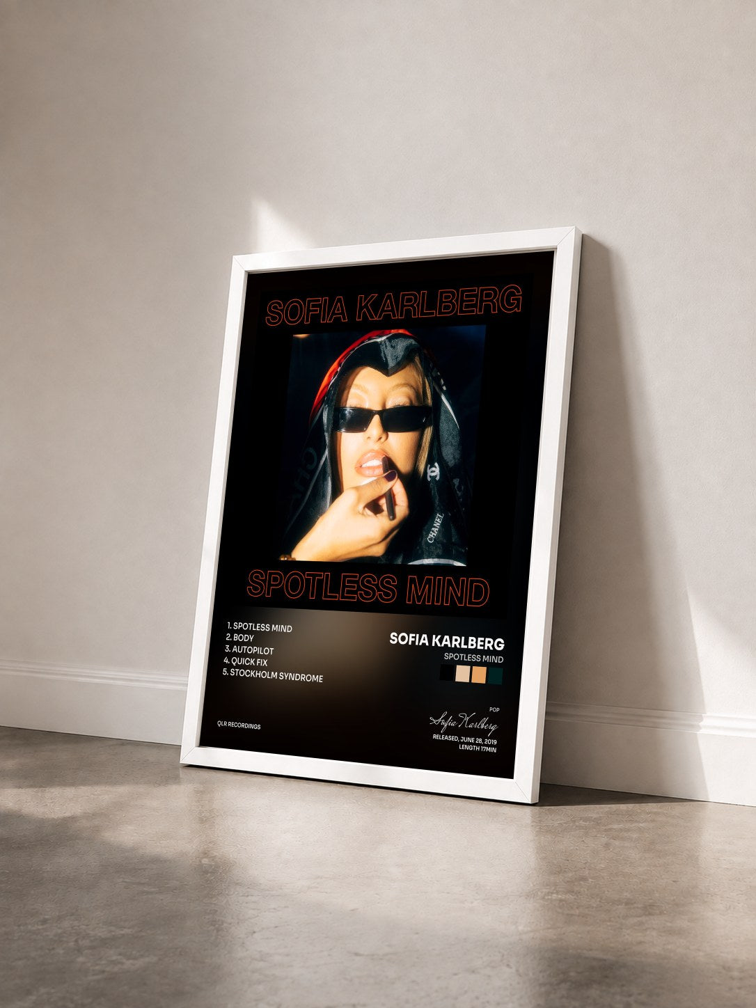 #blanc Tableau de l'album Spotless Mind de Sofia Karlberg vu de trois quarts, cadre blanc