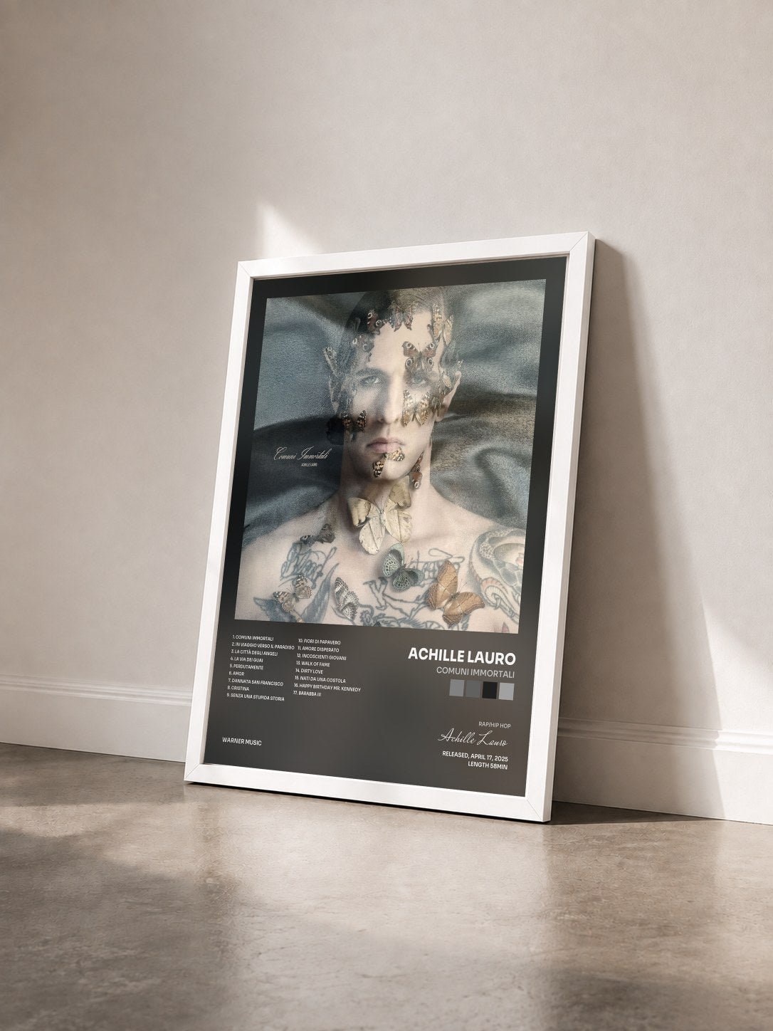 #blanc Tableau de l'album Comuni Immortali de Achille Lauro vu de trois quarts, cadre blanc
