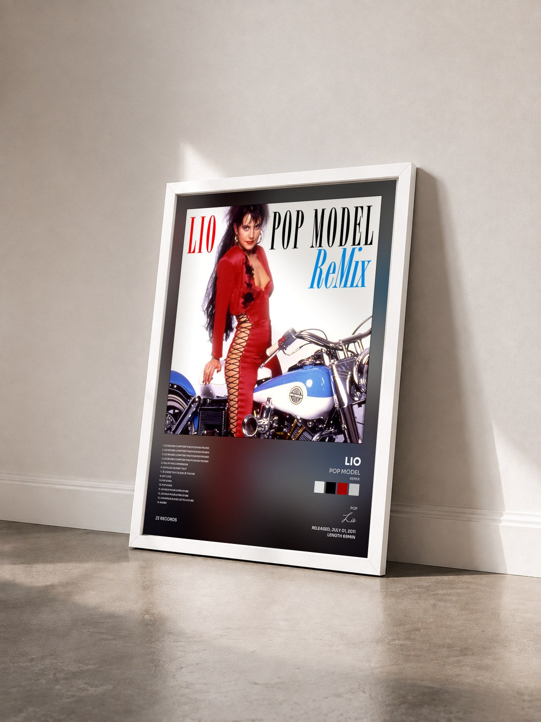 #blanc Tableau de l'album Pop Model (Remix) de Lio vu de trois quarts, cadre blanc
