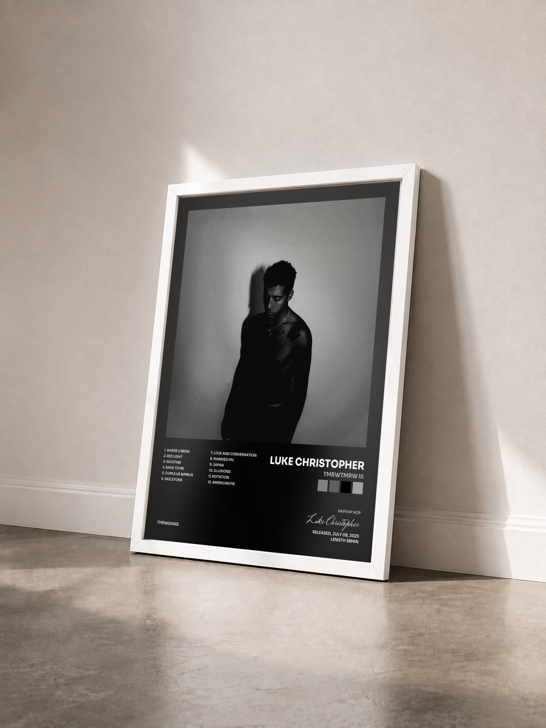 #blanc Tableau de l'album TmrwTmrw III de Luke Christopher vu de trois quarts, cadre blanc