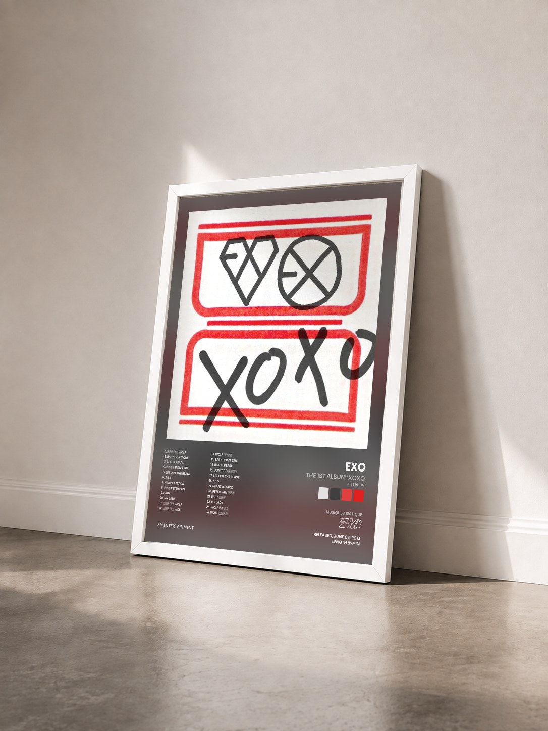 #blanc Tableau de l'album The 1st Album 'XOXO (KISS&HUG)' de EXO vu de trois quarts, cadre blanc