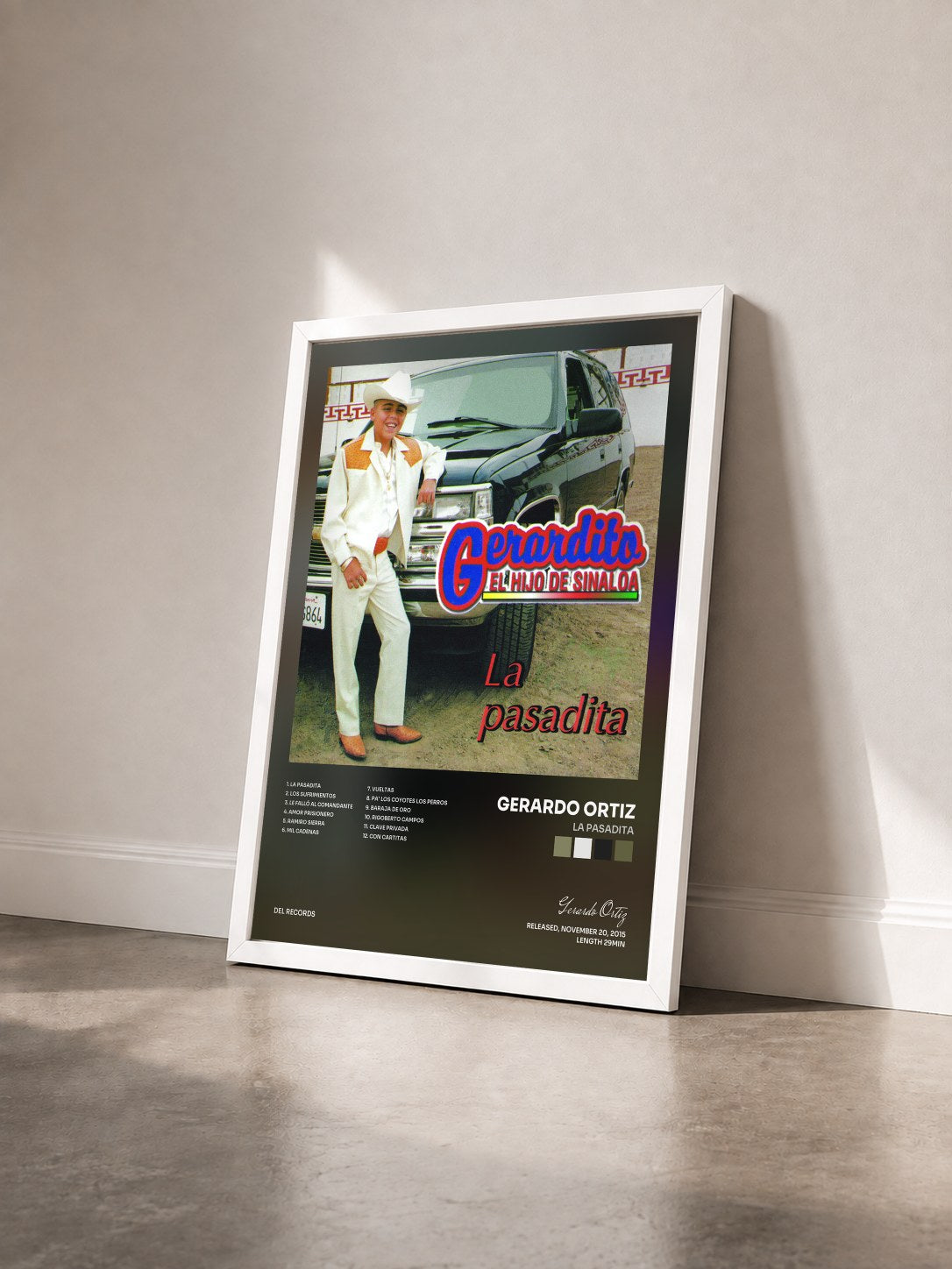 #blanc Tableau de l'album La Pasadita de Gerardo Ortiz vu de trois quarts, cadre blanc