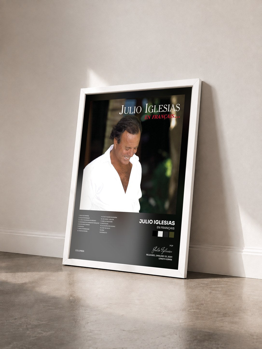 #blanc Tableau de l'album En français de Julio Iglesias vu de trois quarts, cadre blanc