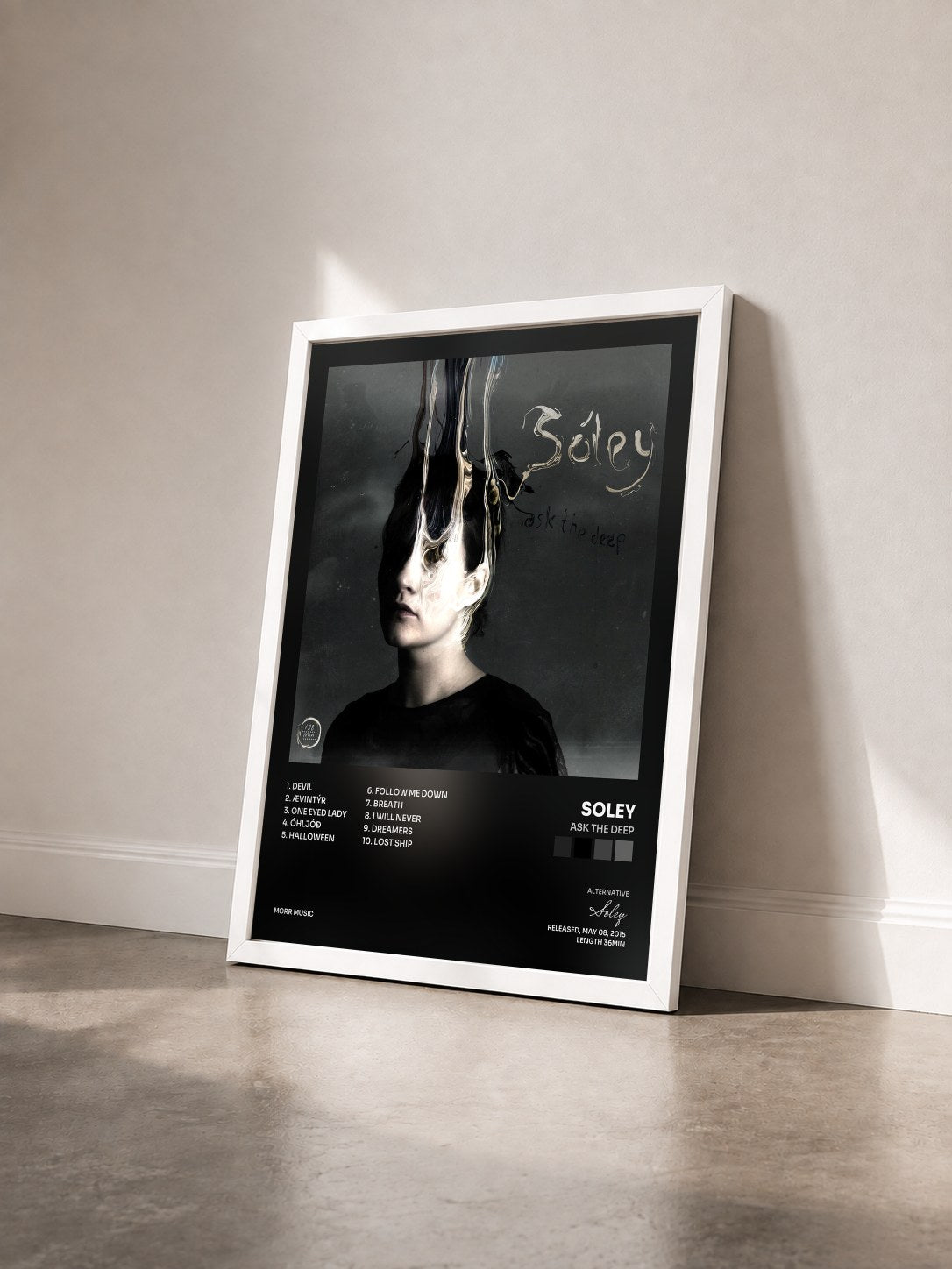 #blanc Tableau de l'album Ask the Deep de Soley vu de trois quarts, cadre blanc