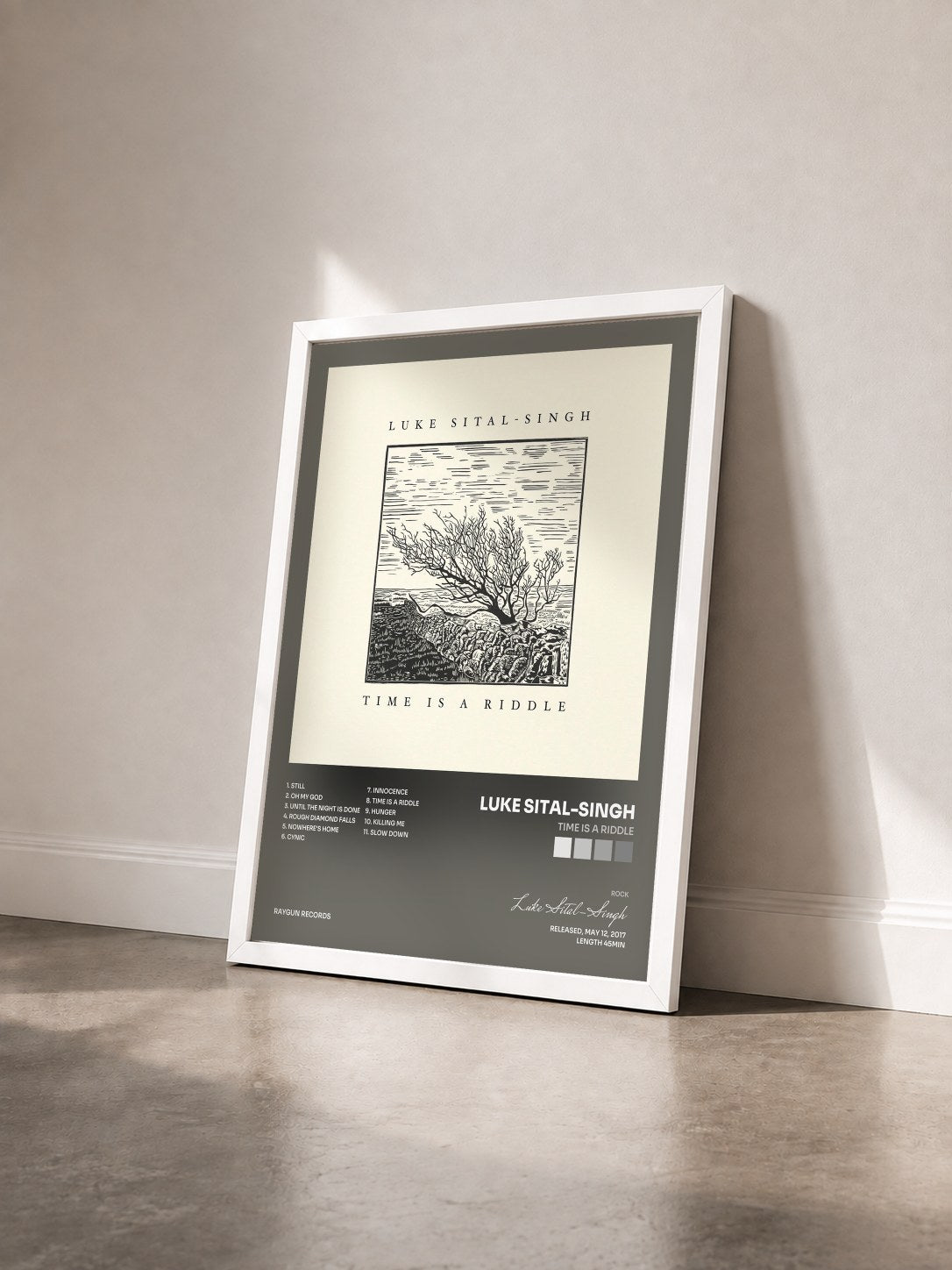 #blanc Tableau de l'album Time Is a Riddle de Luke Sital-Singh vu de trois quarts, cadre blanc