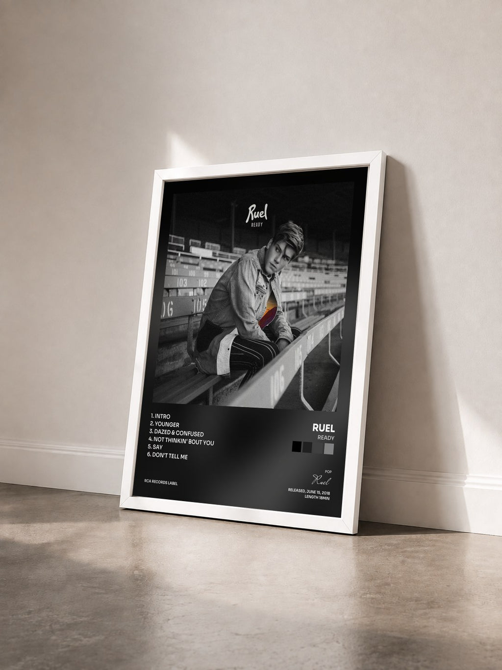 #blanc Tableau de l'album Ready de Ruel vu de trois quarts, cadre blanc
