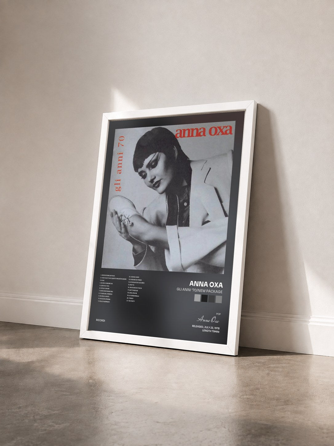#blanc Tableau de l'album Gli Anni '70/New Package de Anna Oxa vu de trois quarts, cadre blanc