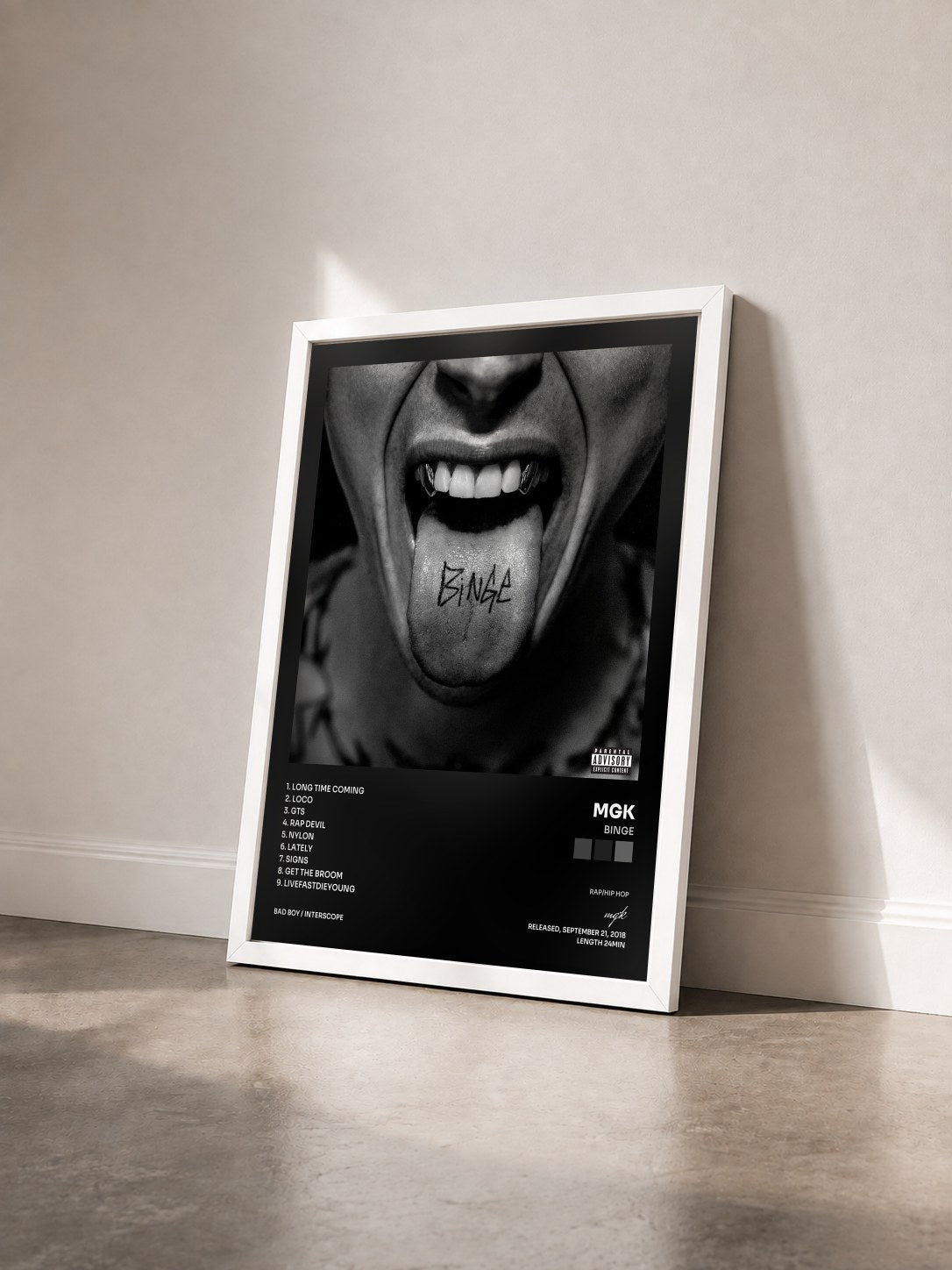 #blanc Tableau de l'album BINGE de mgk vu de trois quarts, cadre blanc
