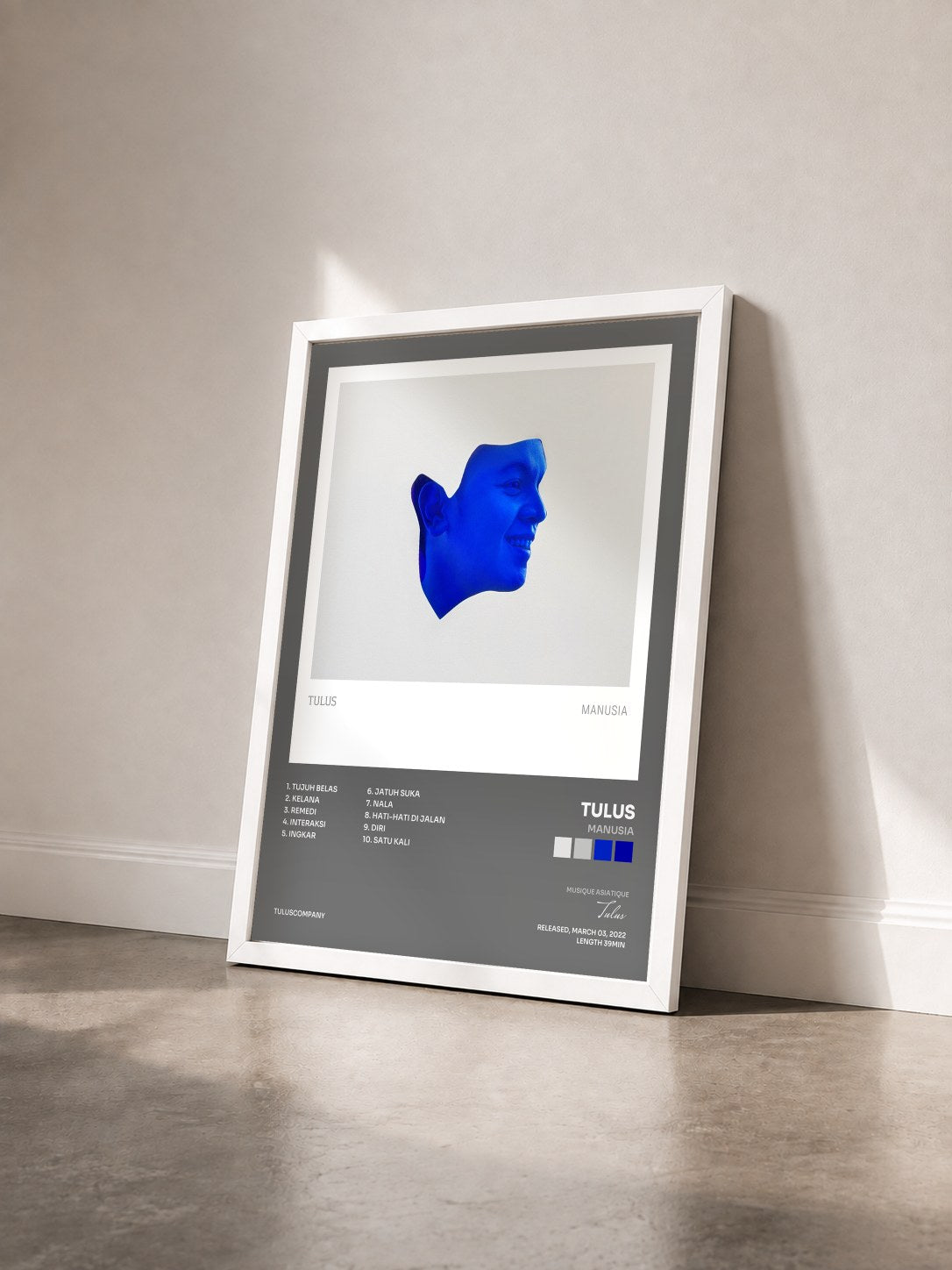 #blanc Tableau de l'album Manusia de Tulus vu de trois quarts, cadre blanc