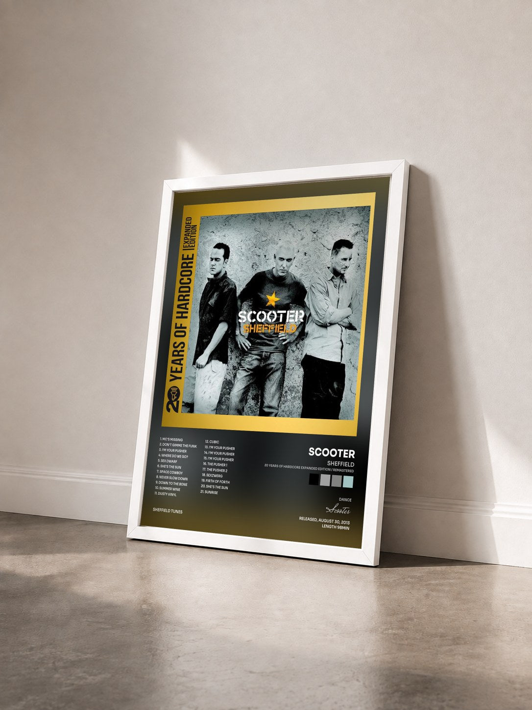 #blanc Tableau de l'album Sheffield (20 Years Of Hardcore Expanded Edition / Remastered) de Scooter vu de trois quarts, cadre blanc