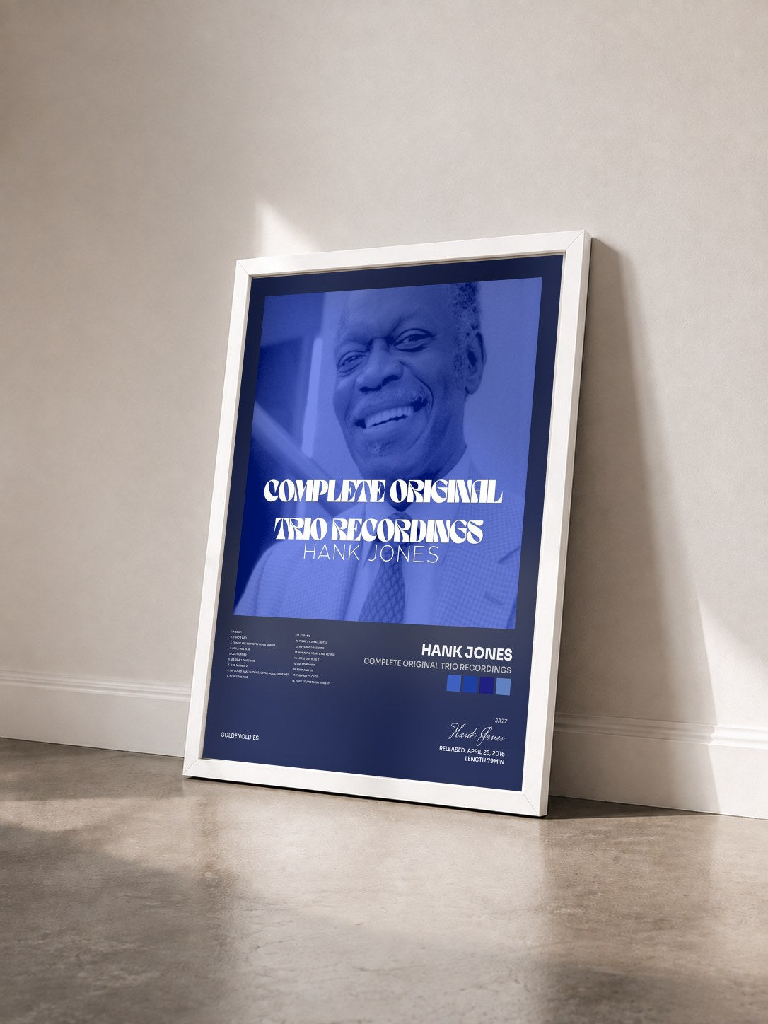 #blanc Tableau de l'album Complete Original Trio Recordings de Hank Jones vu de trois quarts, cadre blanc