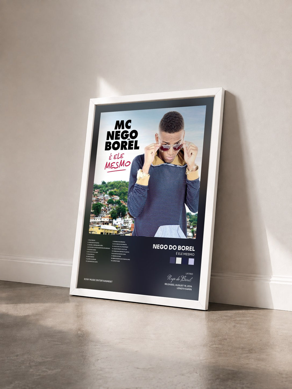 #blanc Tableau de l'album É Ele Mesmo de Nego do Borel vu de trois quarts, cadre blanc