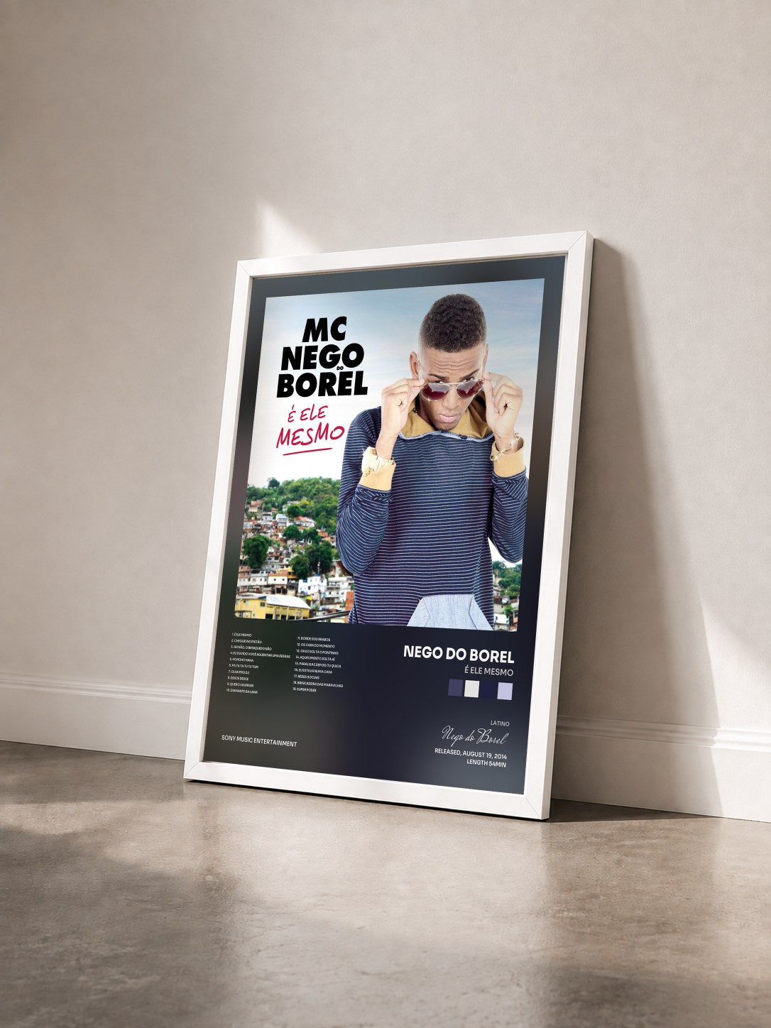 #blanc Tableau de l'album É Ele Mesmo de Nego do Borel vu de trois quarts, cadre blanc