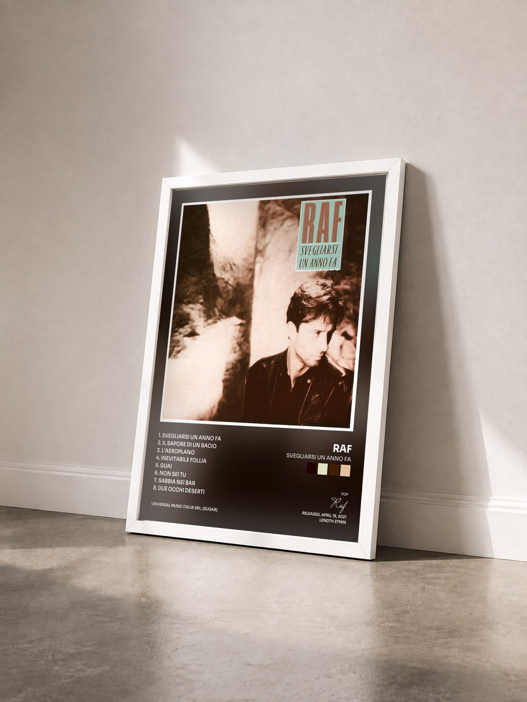 #blanc Tableau de l'album Svegliarsi un anno fa de Raf vu de trois quarts, cadre blanc