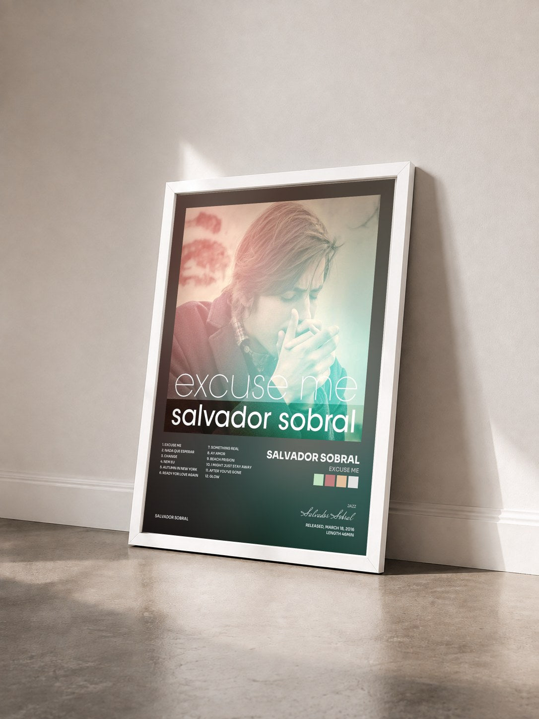 #blanc Tableau de l'album Excuse Me de Salvador Sobral vu de trois quarts, cadre blanc