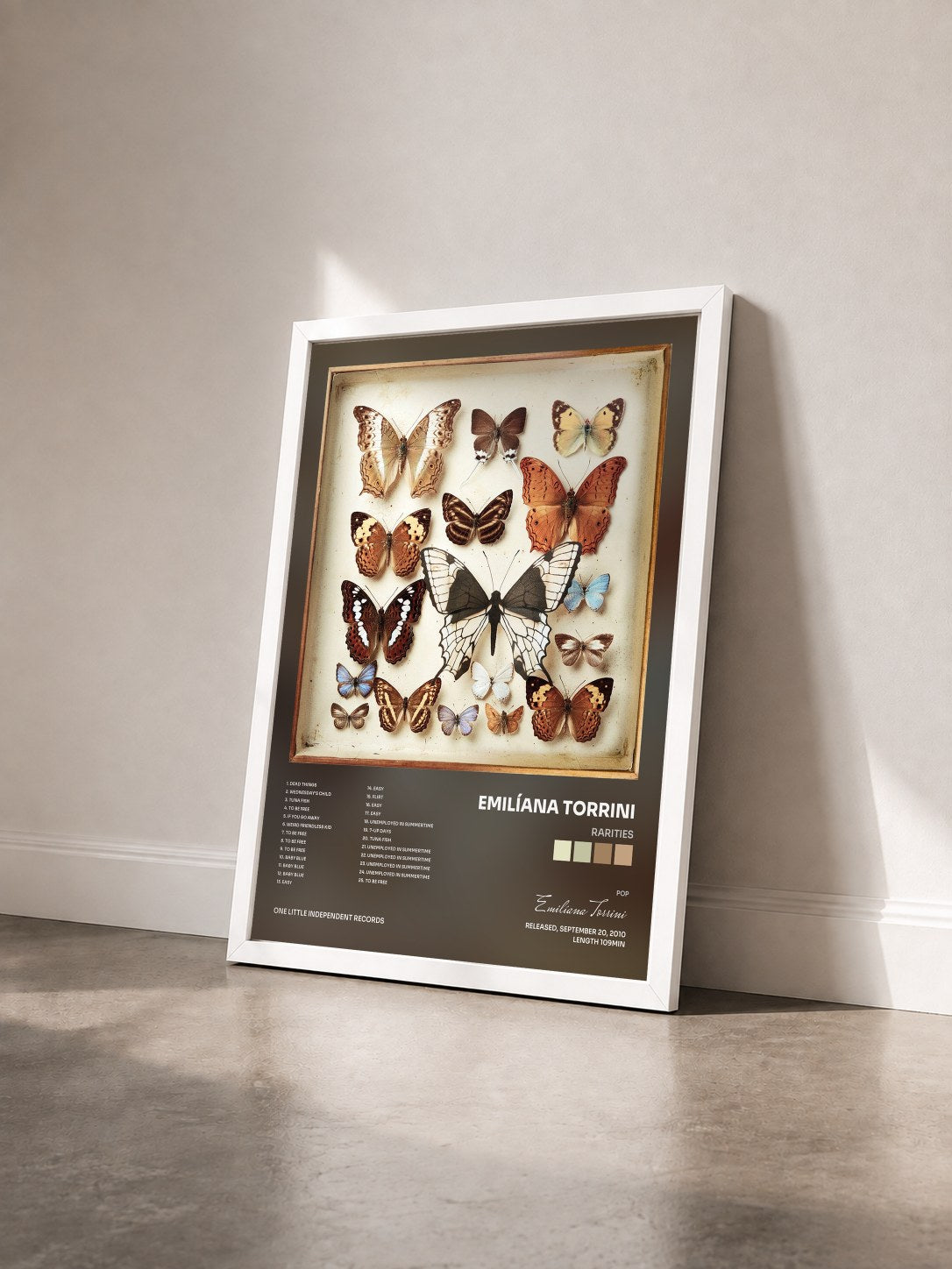 #blanc Tableau de l'album Rarities de Emilíana Torrini vu de trois quarts, cadre blanc