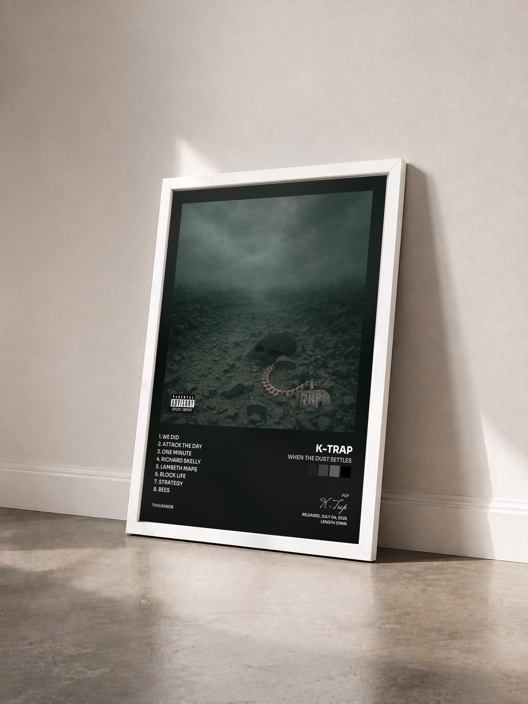 #blanc Tableau de l'album When The Dust Settles de K-Trap vu de trois quarts, cadre blanc