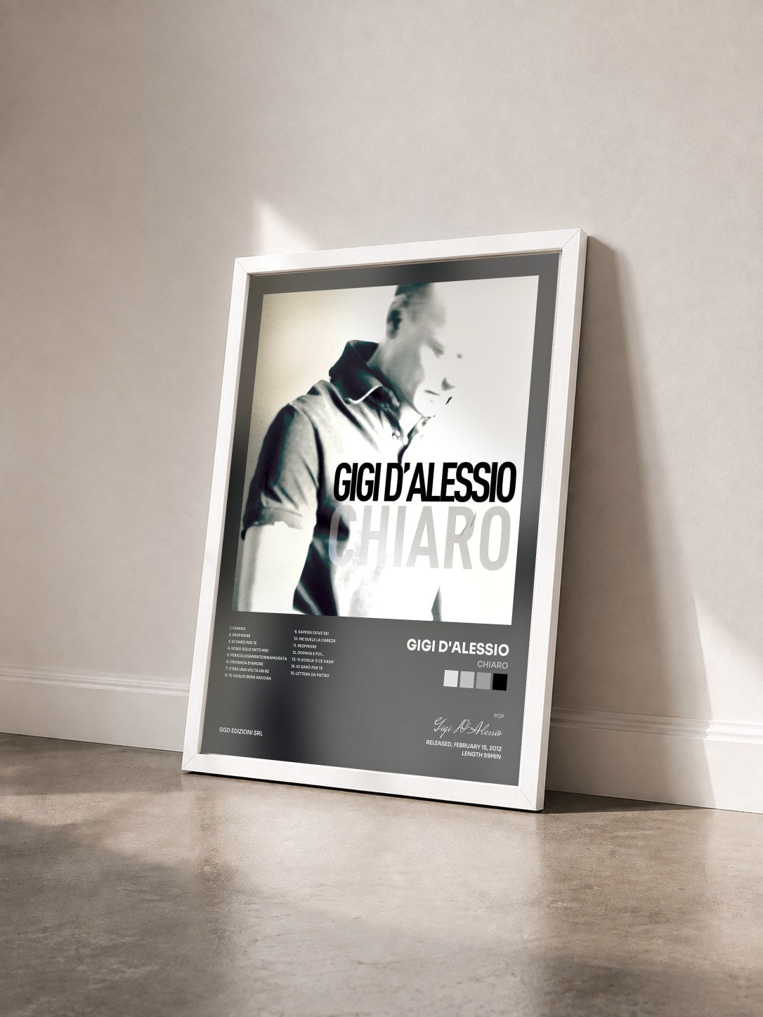 #blanc Tableau de l'album Chiaro de Gigi D'Alessio vu de trois quarts, cadre blanc