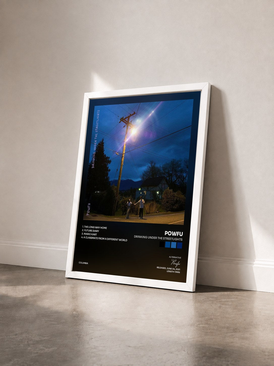 #blanc Tableau de l'album drinking under the streetlights de Powfu vu de trois quarts, cadre blanc