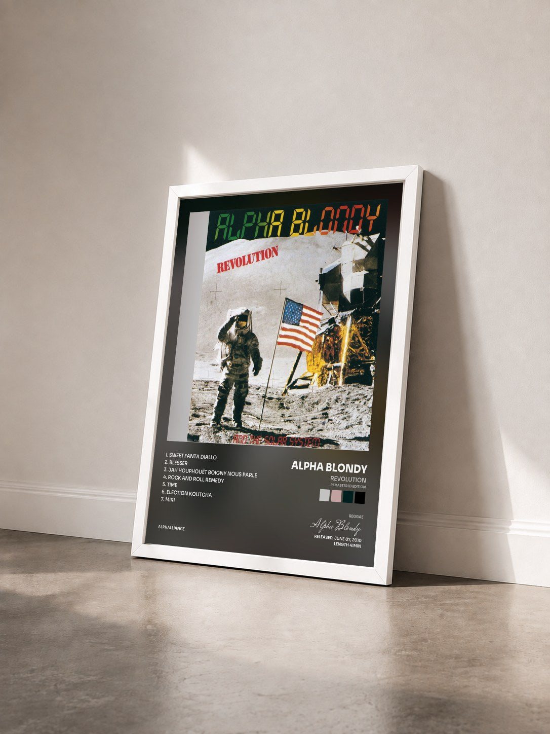 #blanc Tableau de l'album Revolution (Remastered Edition) de Alpha Blondy vu de trois quarts, cadre blanc