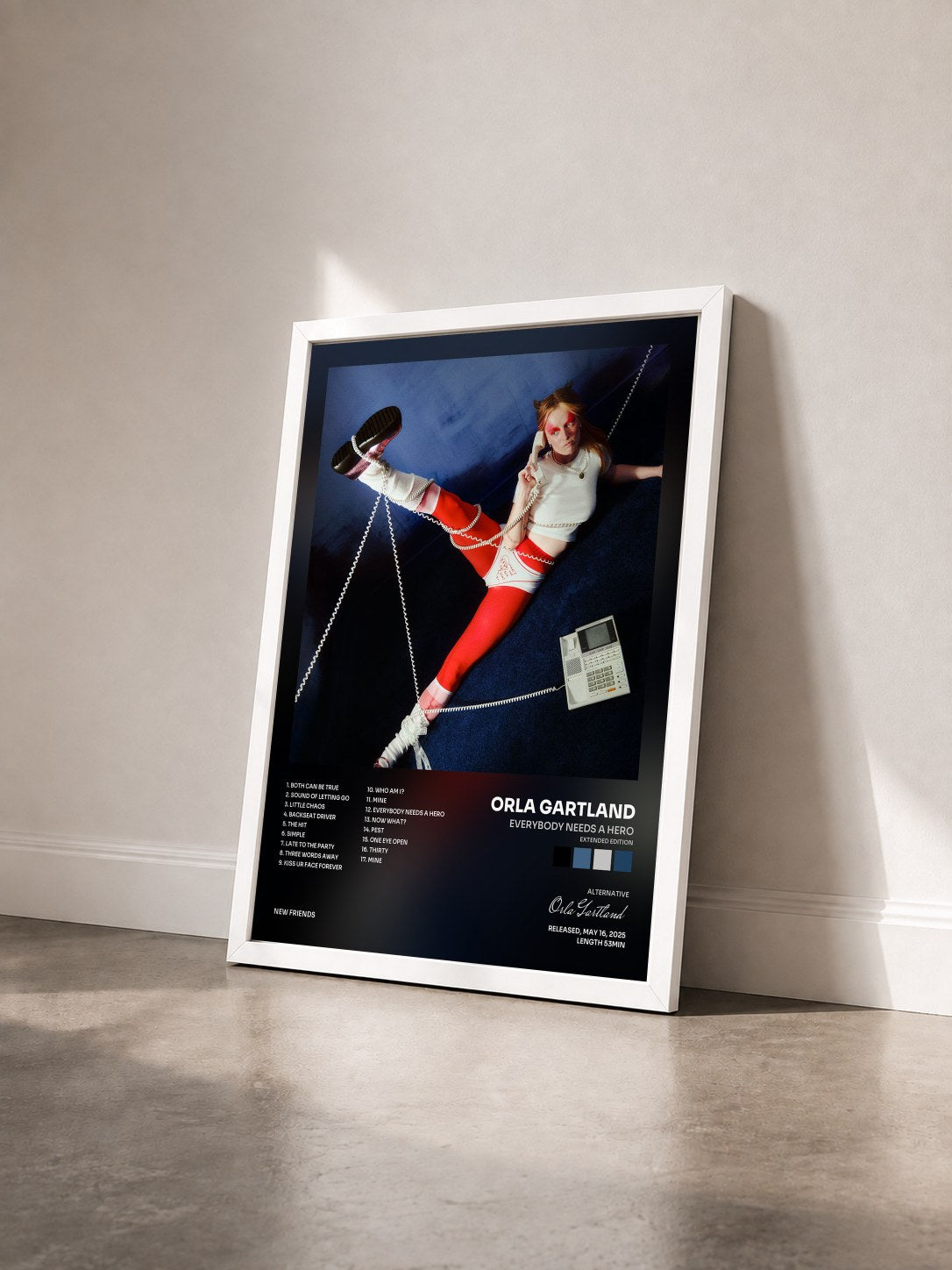 #blanc Tableau de l'album Everybody Needs A Hero (Extended Edition) de Orla Gartland vu de trois quarts, cadre blanc