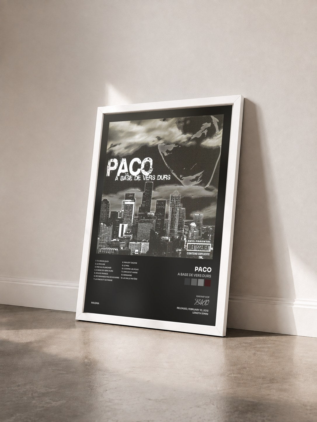 #blanc Tableau de l'album A base de vers durs de PACO vu de trois quarts, cadre blanc