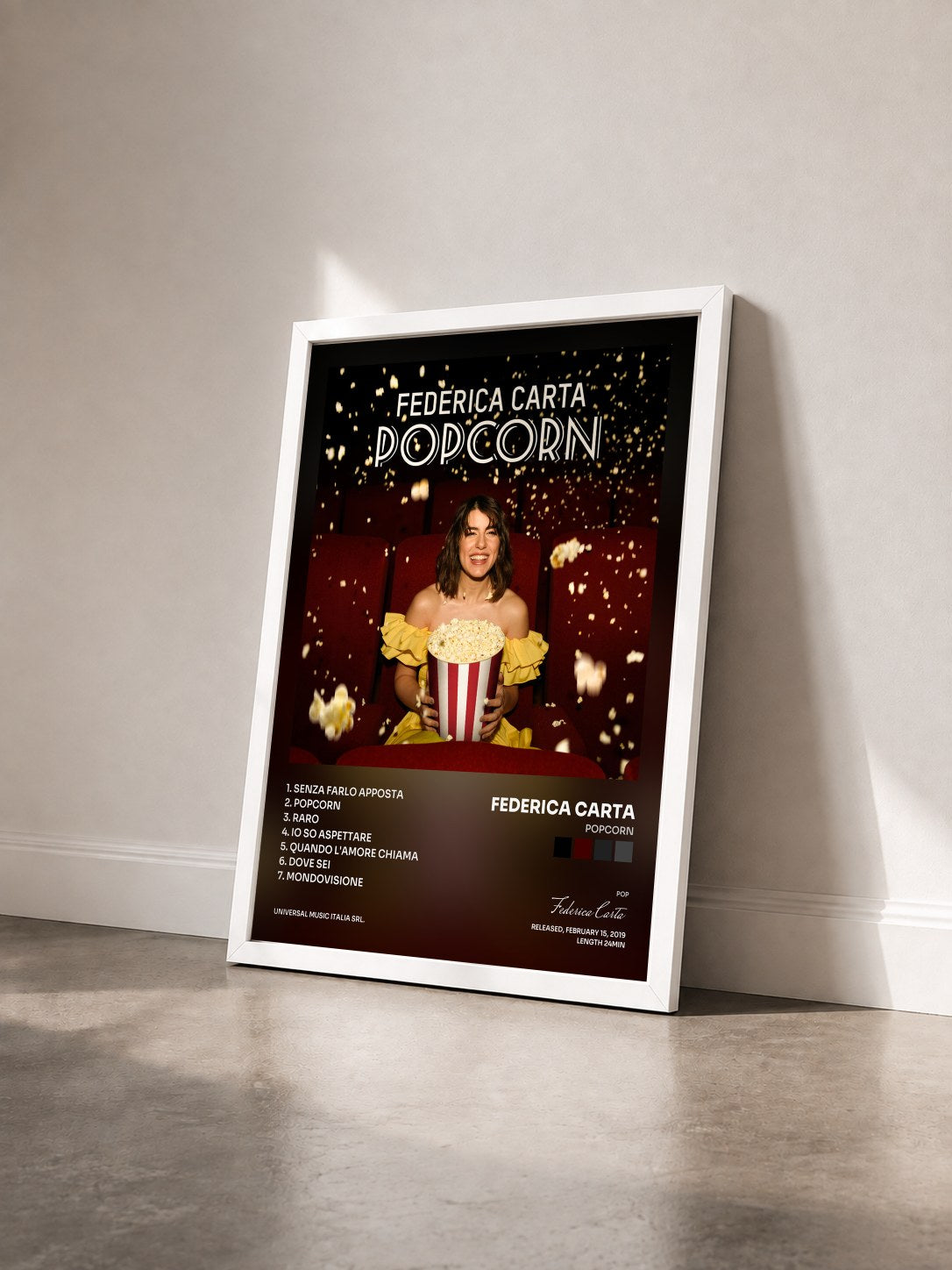 #blanc Tableau de l'album Popcorn de Federica Carta vu de trois quarts, cadre blanc