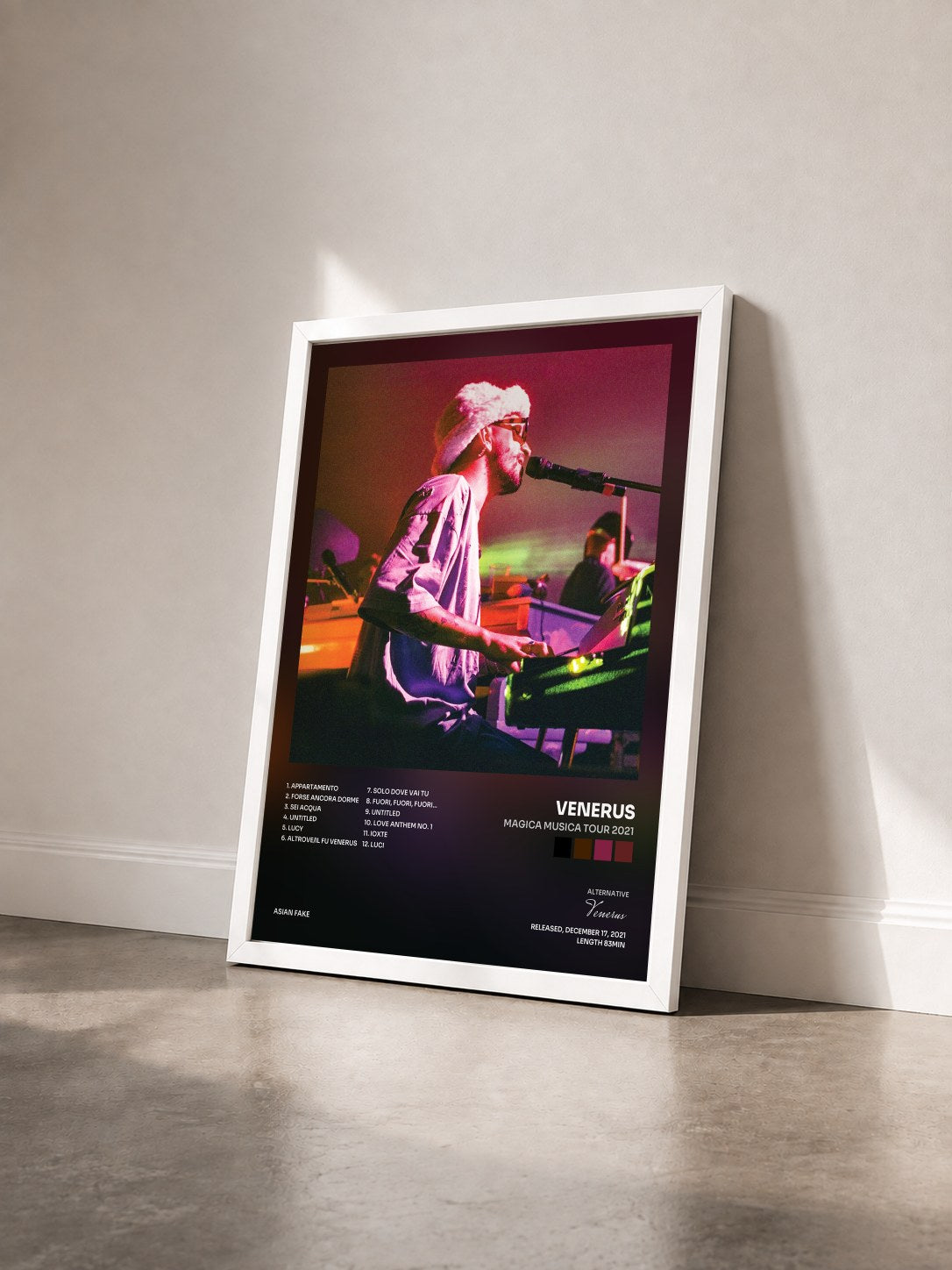 #blanc Tableau de l'album Magica Musica Tour 2021 de Venerus vu de trois quarts, cadre blanc