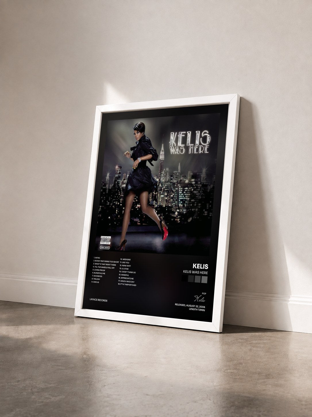 #blanc Tableau de l'album Kelis Was Here de Kelis vu de trois quarts, cadre blanc