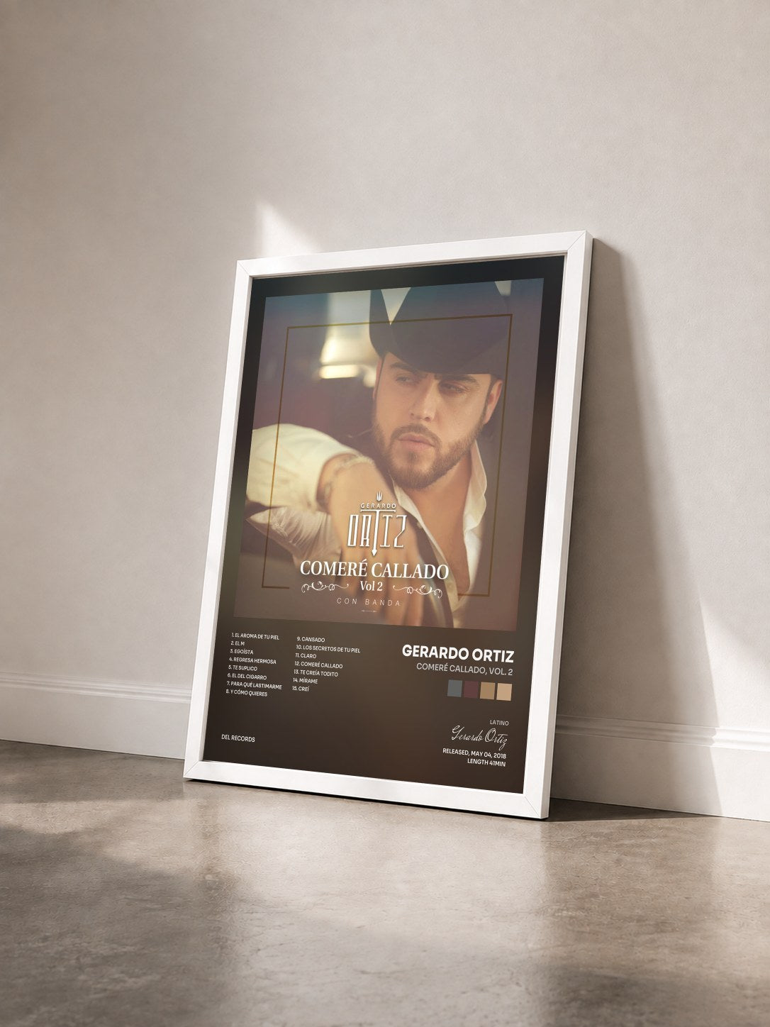 #blanc Tableau de l'album Comeré Callado, Vol. 2 de Gerardo Ortiz vu de trois quarts, cadre blanc