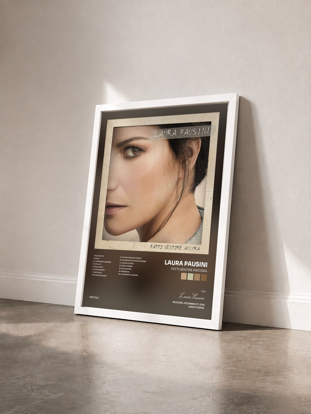 #blanc Tableau de l'album Fatti sentire ancora de Laura Pausini vu de trois quarts, cadre blanc