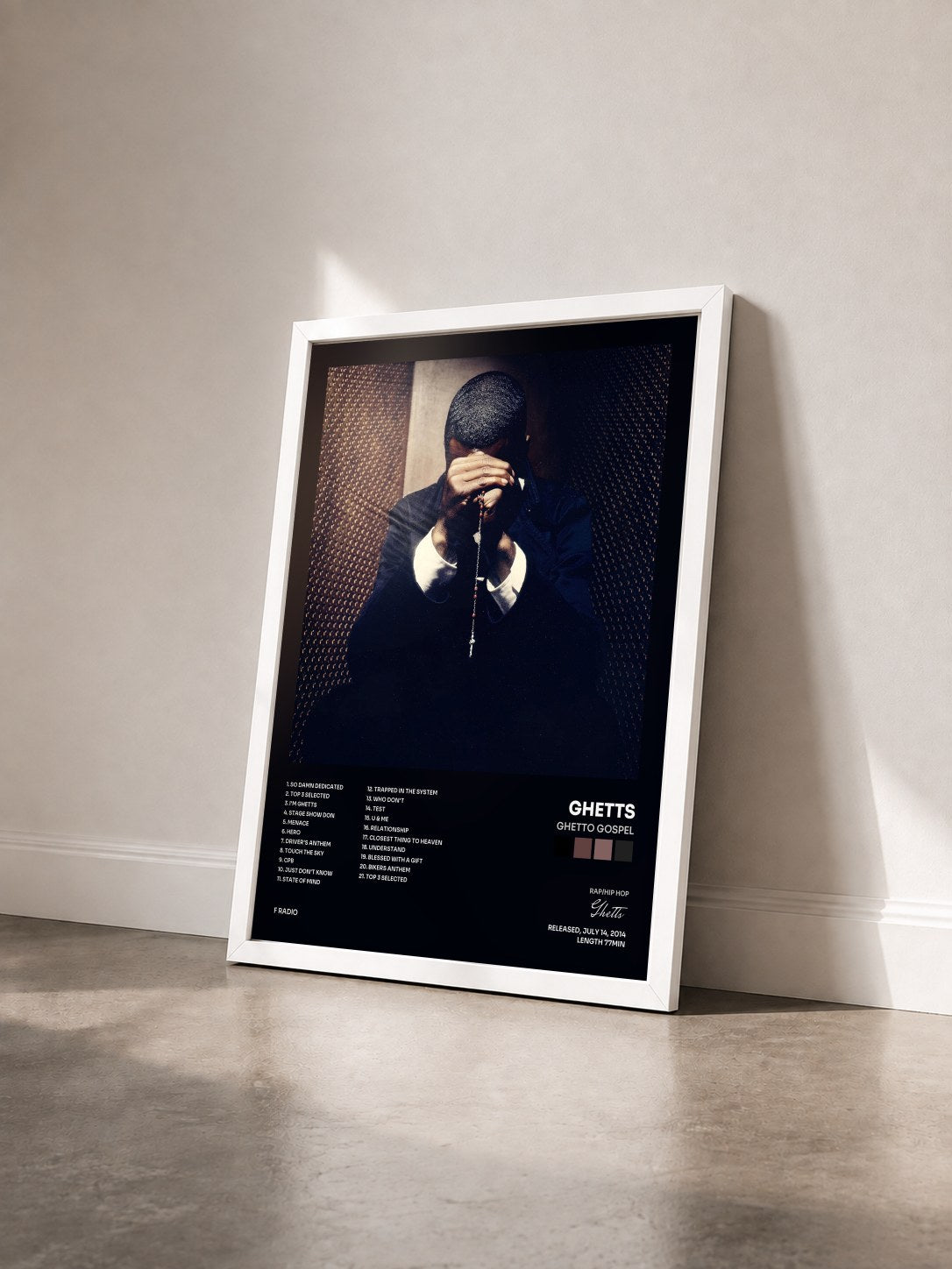 #blanc Tableau de l'album Ghetto Gospel de Ghetts vu de trois quarts, cadre blanc