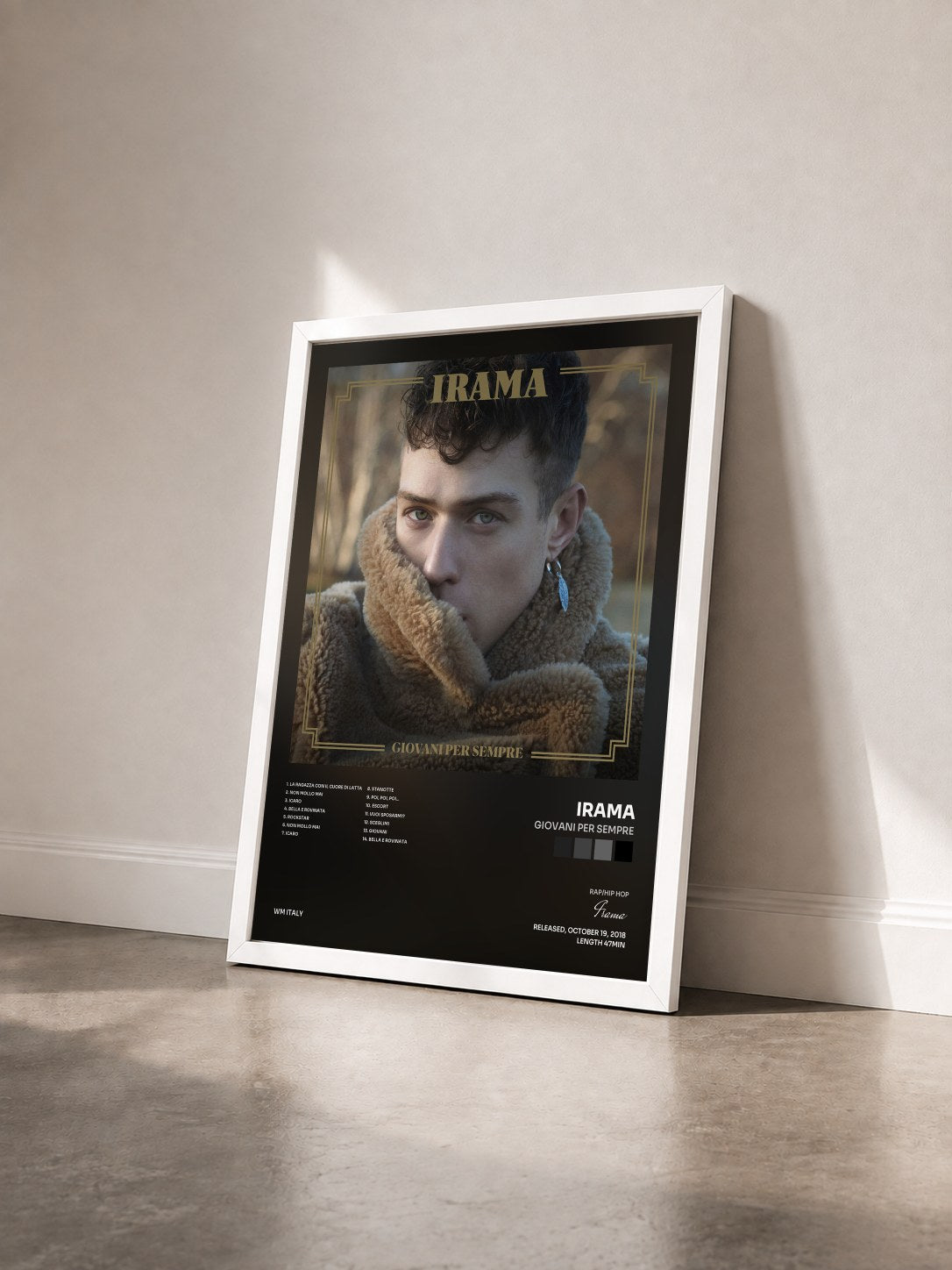 #blanc Tableau de l'album Giovani per sempre de Irama vu de trois quarts, cadre blanc