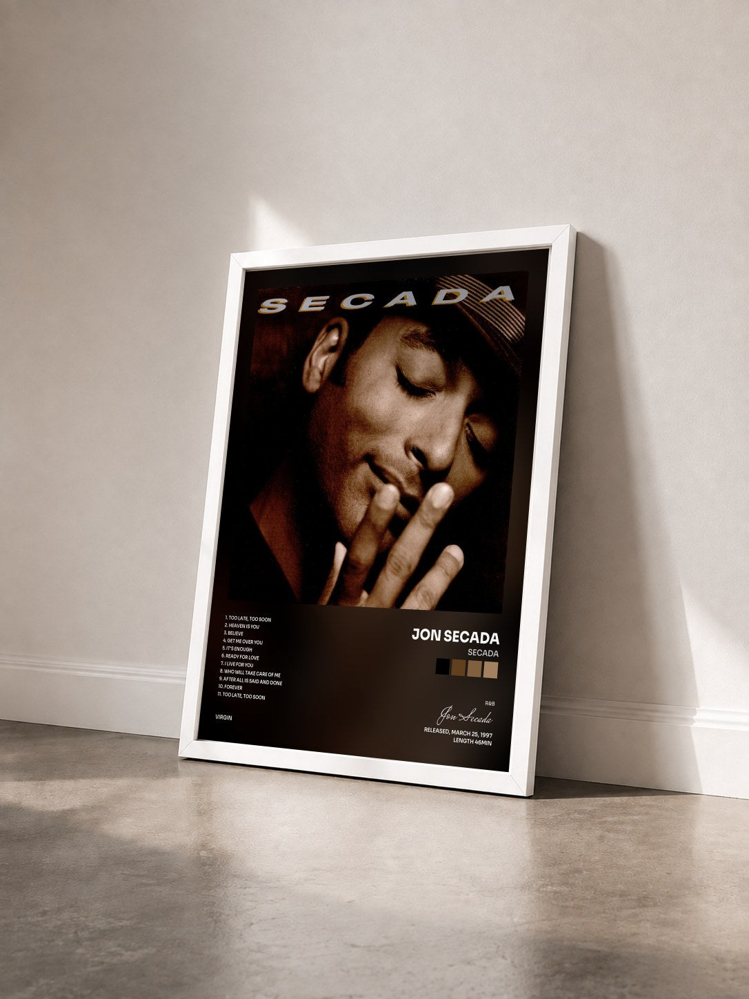 #blanc Tableau de l'album Secada de Jon Secada vu de trois quarts, cadre blanc