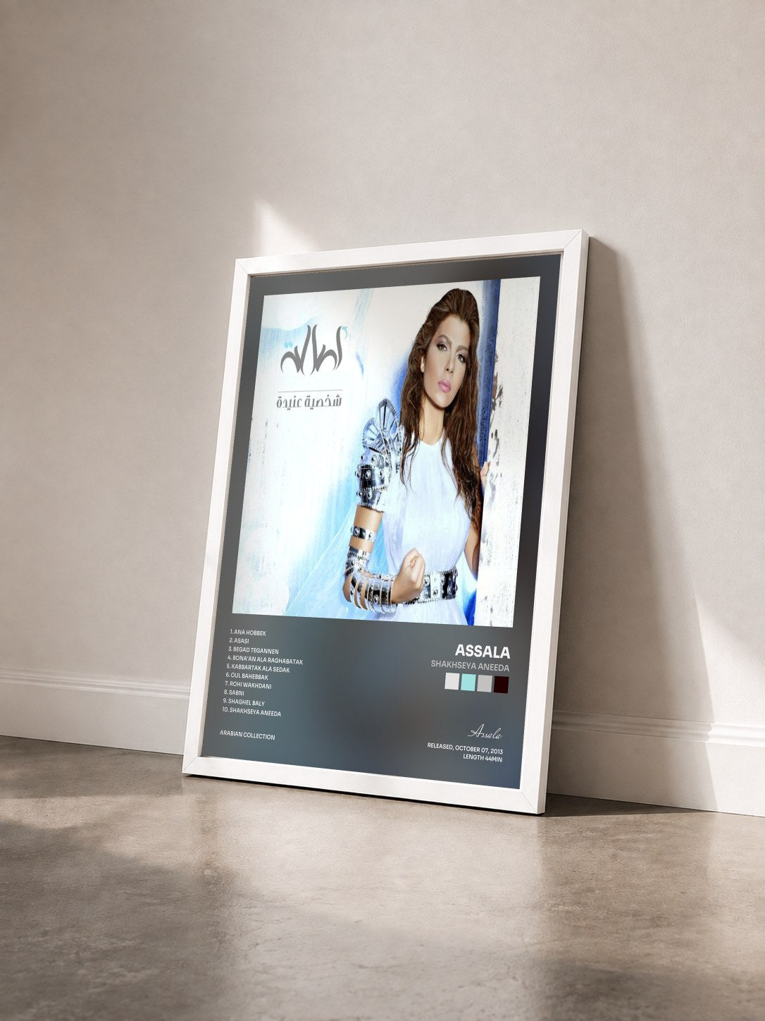 #blanc Tableau de l'album Shakhseya Aneeda de Assala vu de trois quarts, cadre blanc