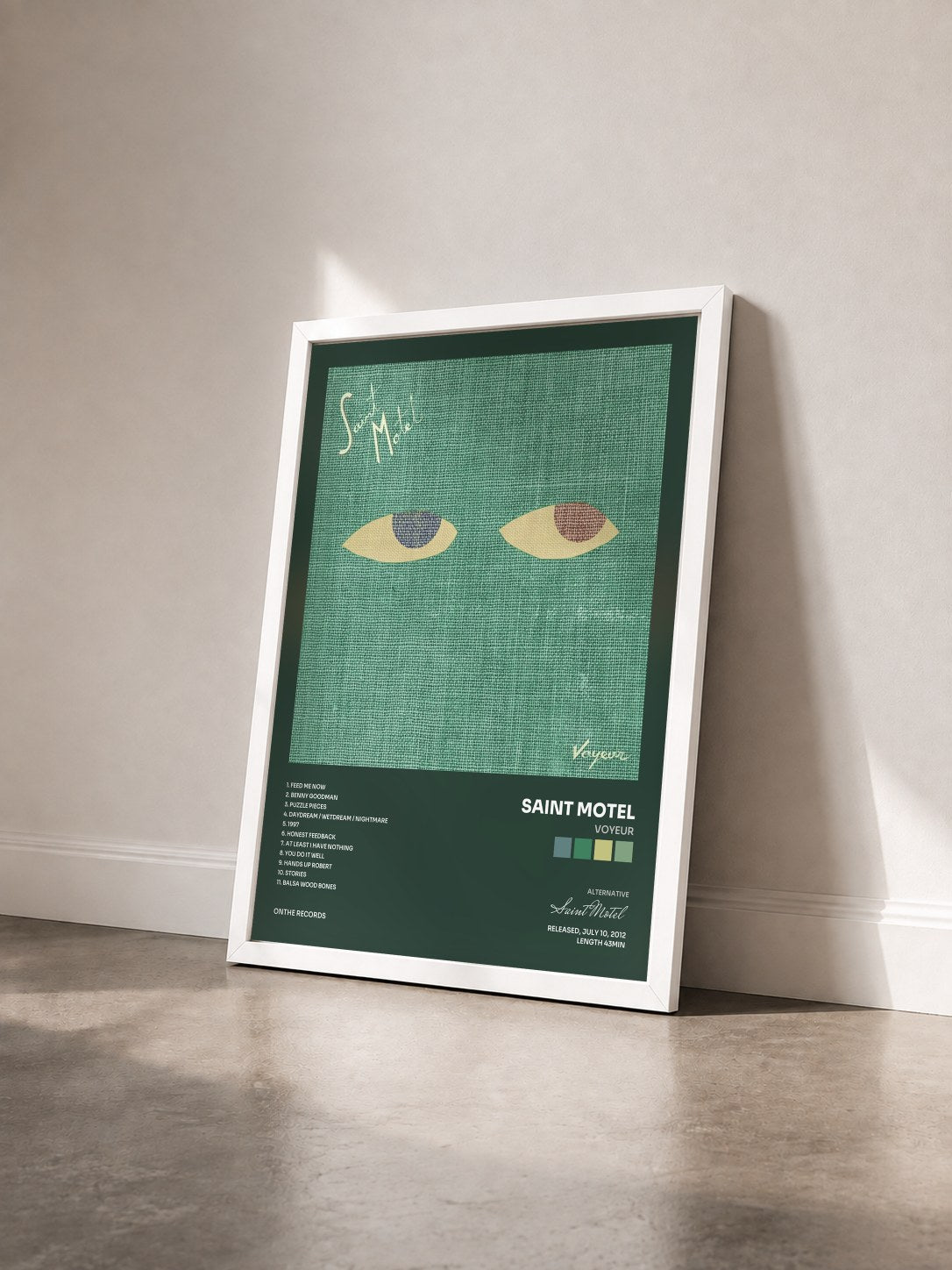 #blanc Tableau de l'album Voyeur de Saint Motel vu de trois quarts, cadre blanc