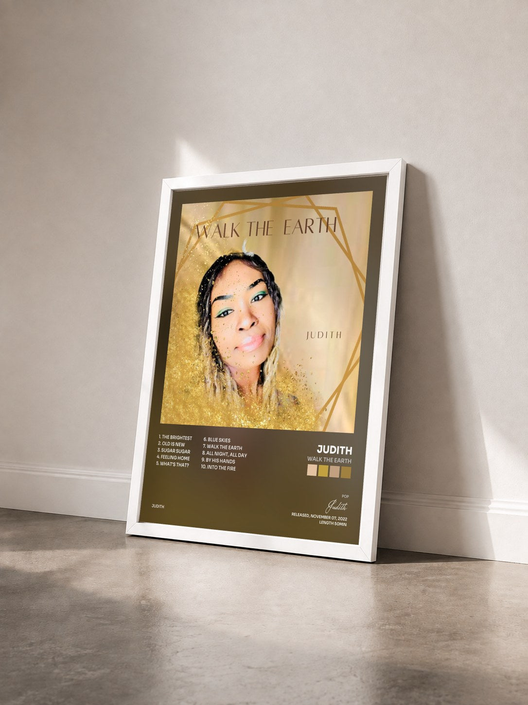 #blanc Tableau de l'album Walk The Earth de Judith vu de trois quarts, cadre blanc