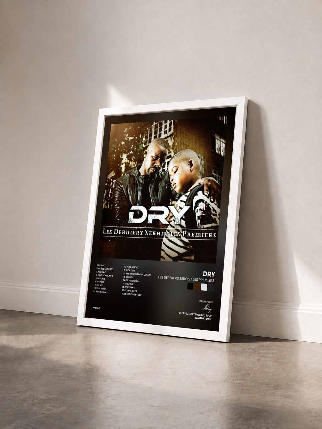 #blanc Tableau de l'album Les derniers seront les premiers de Dry vu de trois quarts, cadre blanc