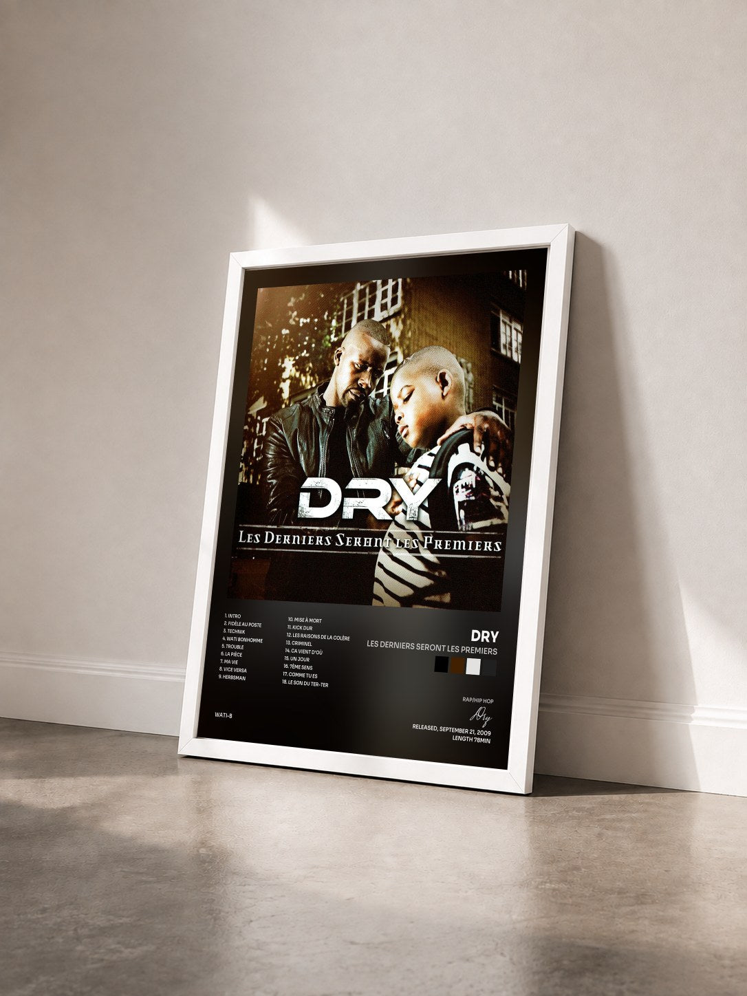 #blanc Tableau de l'album Les derniers seront les premiers de Dry vu de trois quarts, cadre blanc