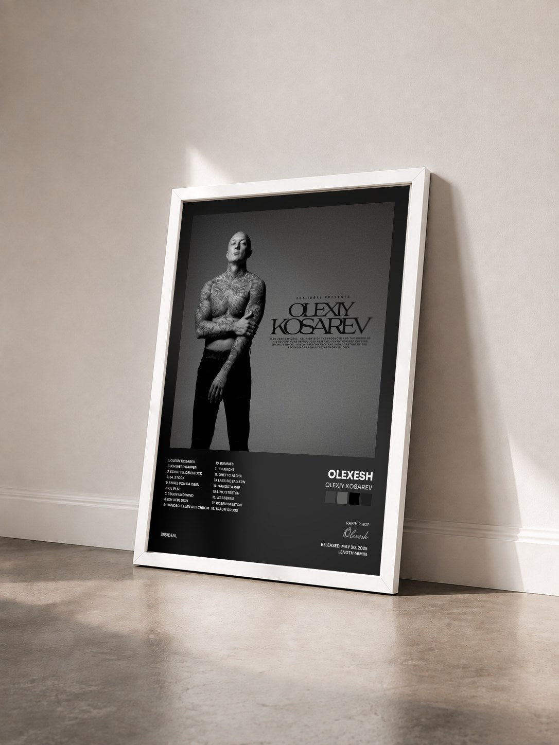#blanc Tableau de l'album Olexiy Kosarev de Olexesh vu de trois quarts, cadre blanc