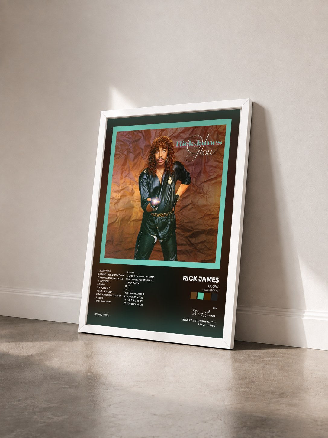 #blanc Tableau de l'album Glow (Deluxe Edition) de Rick James vu de trois quarts, cadre blanc