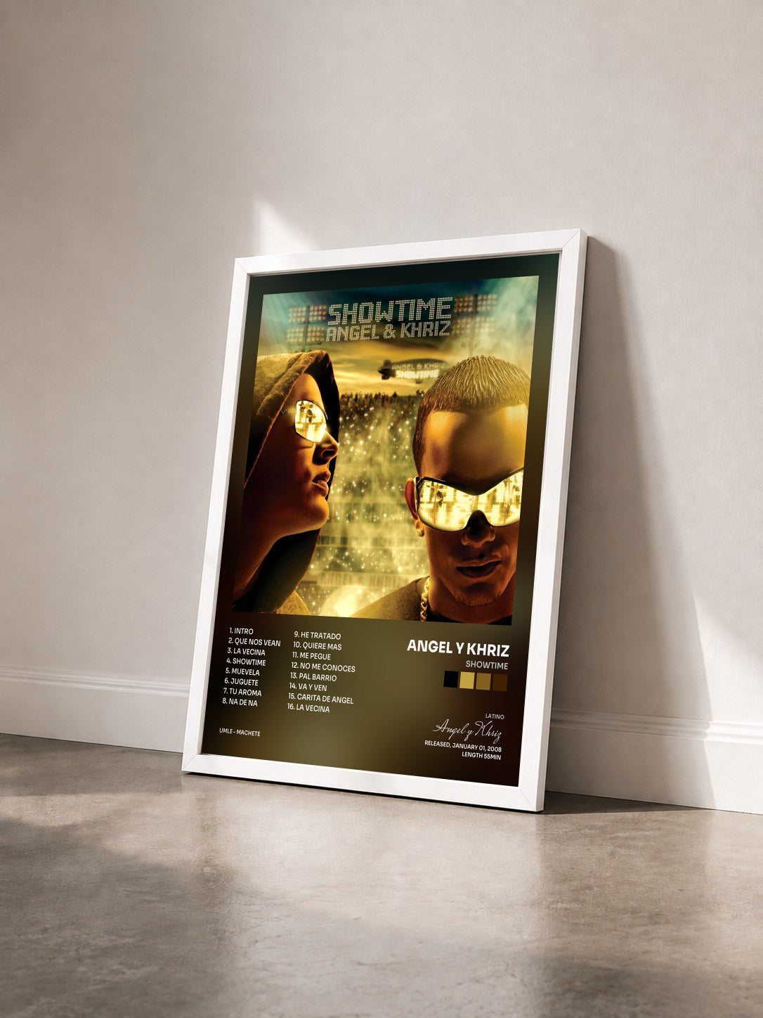 #blanc Tableau de l'album Showtime de Angel y Khriz vu de trois quarts, cadre blanc