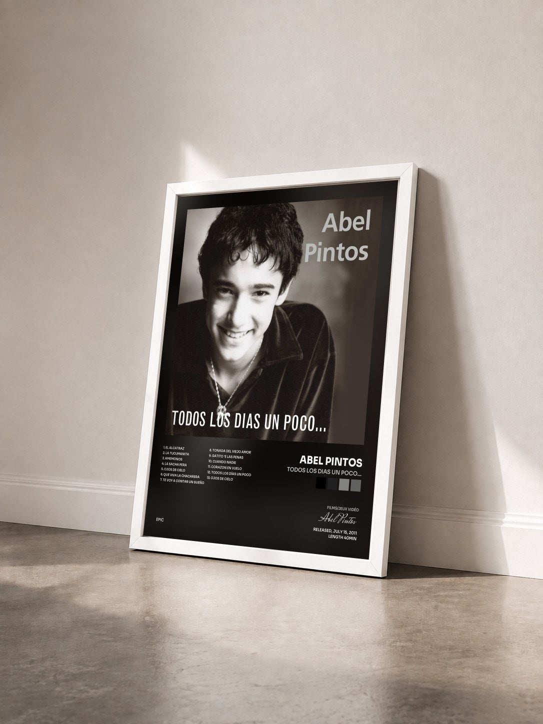 #blanc Tableau de l'album Todos Los Dias Un Poco... de Abel Pintos vu de trois quarts, cadre blanc