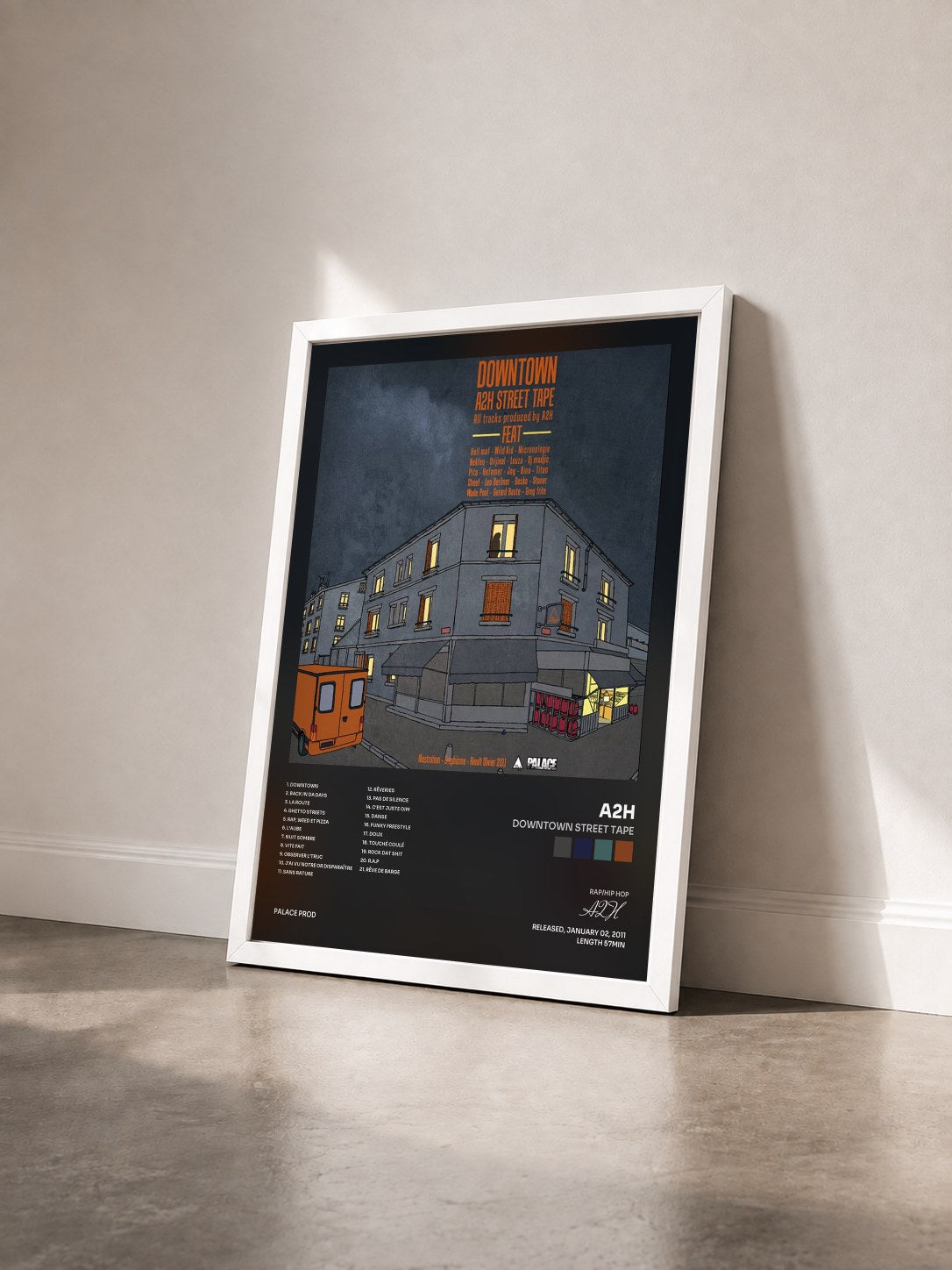 #blanc Tableau de l'album Downtown Street Tape de A2H vu de trois quarts, cadre blanc