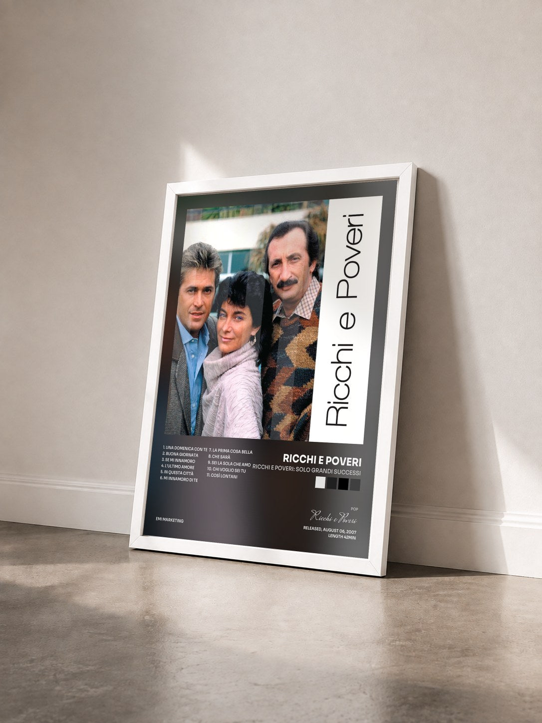 #blanc Tableau de l'album Ricchi E Poveri: Solo Grandi Successi de Ricchi e Poveri vu de trois quarts, cadre blanc