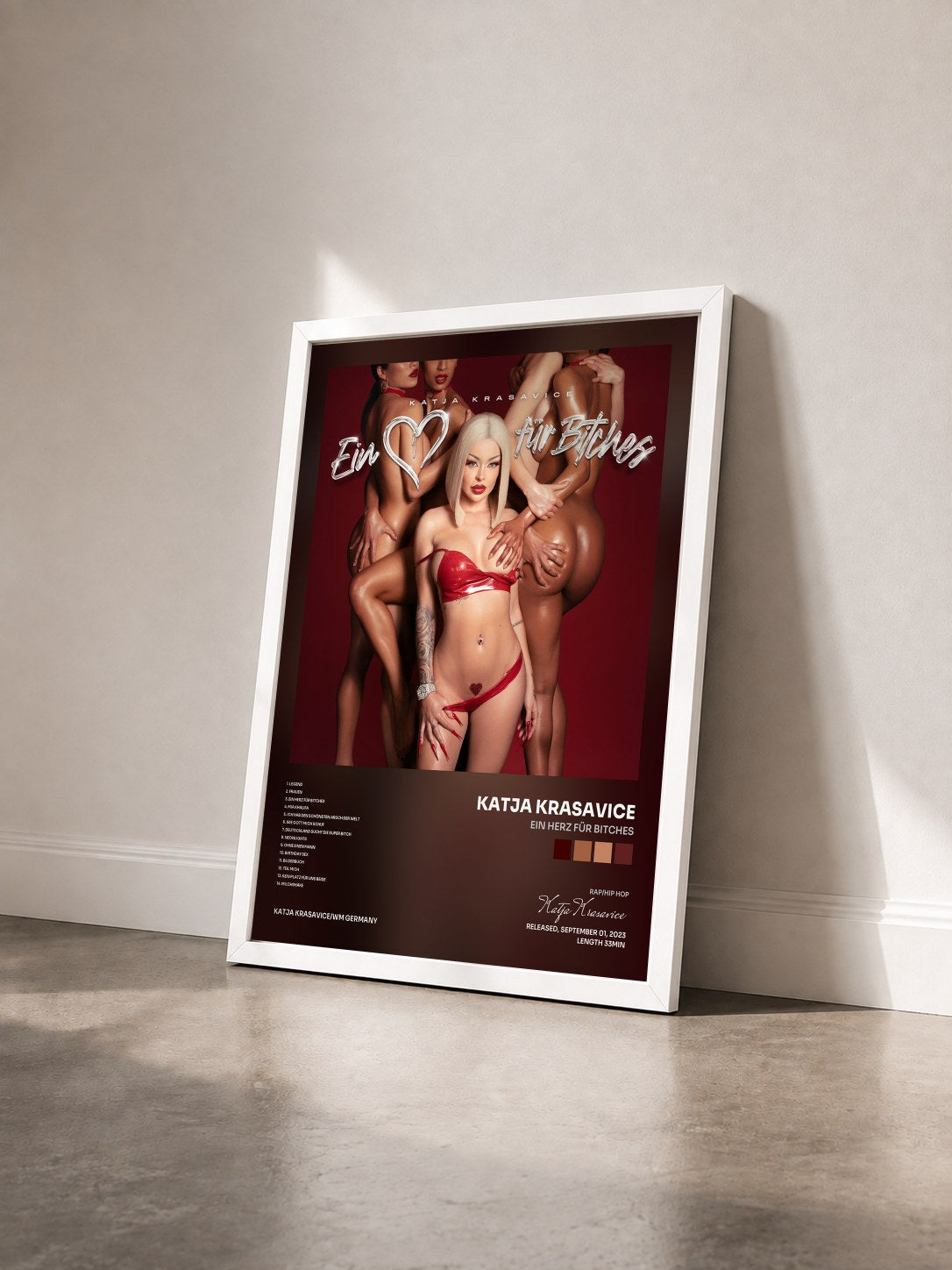 #blanc Tableau de l'album Ein Herz für Bitches de Katja Krasavice vu de trois quarts, cadre blanc