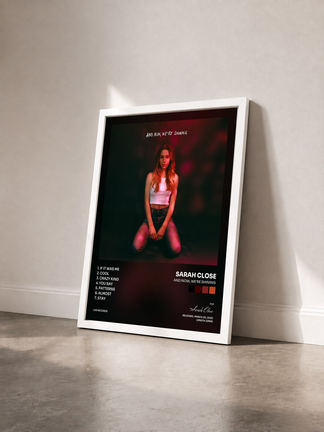 #blanc Tableau de l'album And Now, We're Shining de Sarah Close vu de trois quarts, cadre blanc