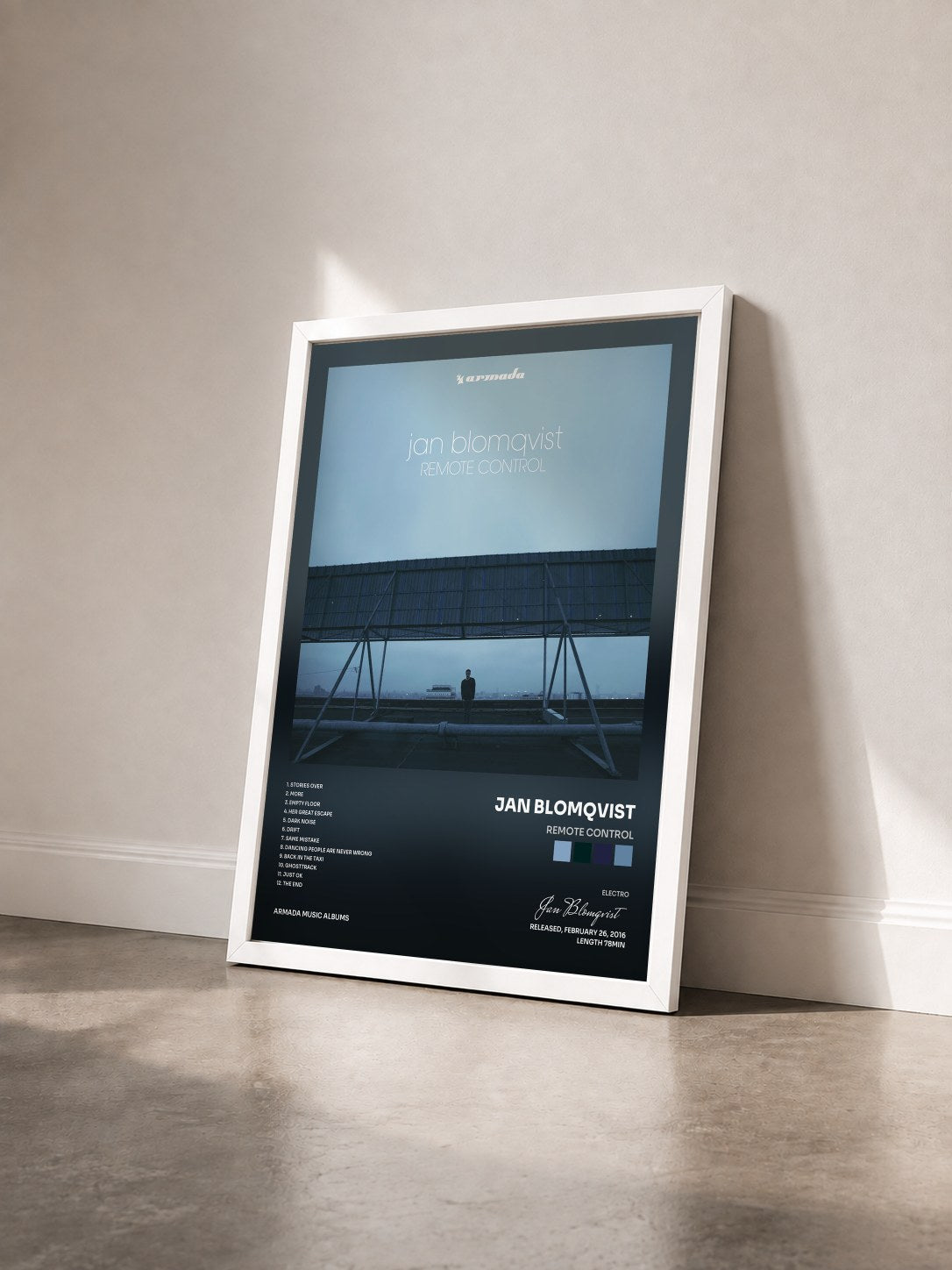#blanc Tableau de l'album Remote Control de Jan Blomqvist vu de trois quarts, cadre blanc
