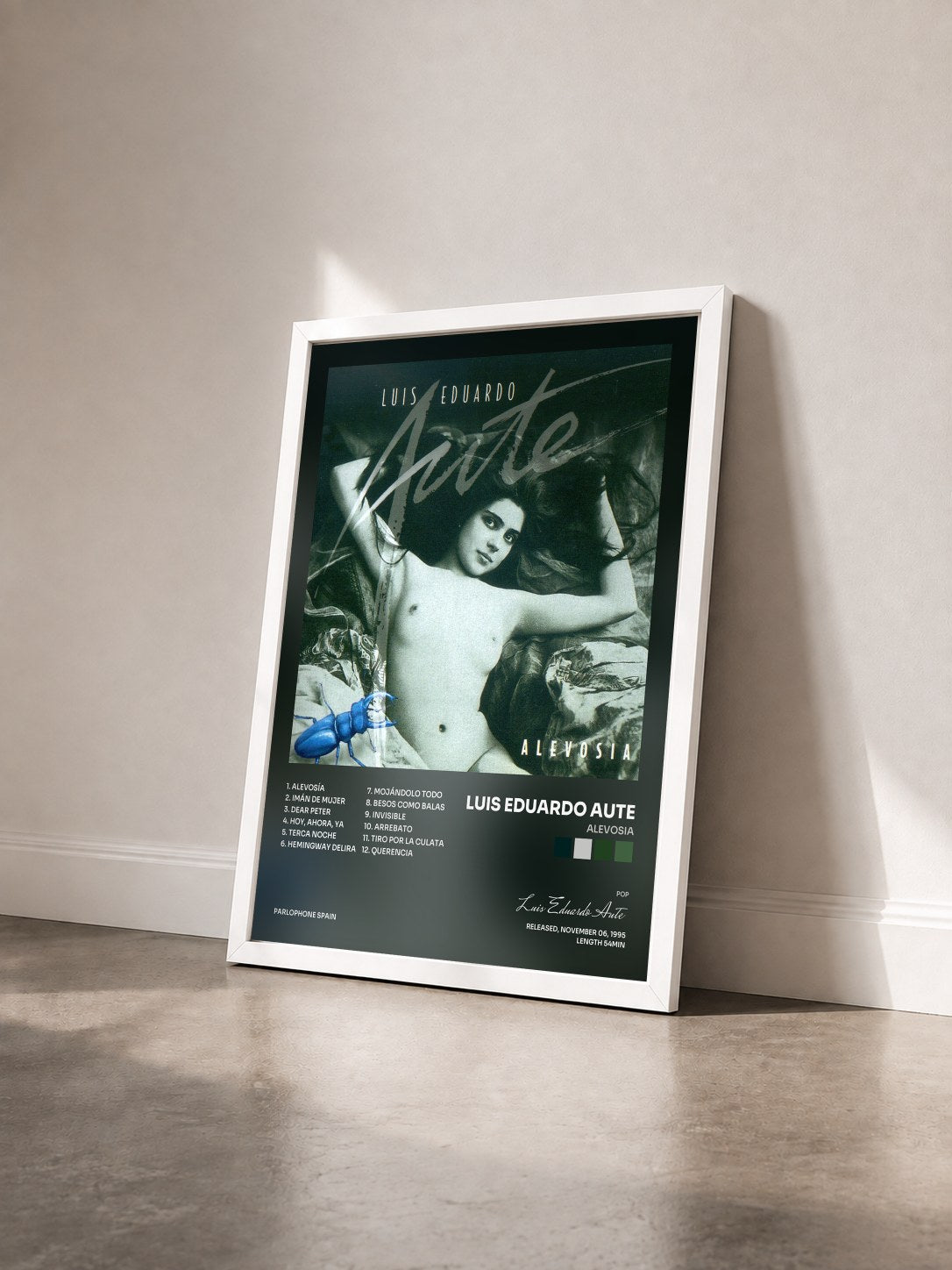#blanc Tableau de l'album Alevosia de Luis Eduardo Aute vu de trois quarts, cadre blanc