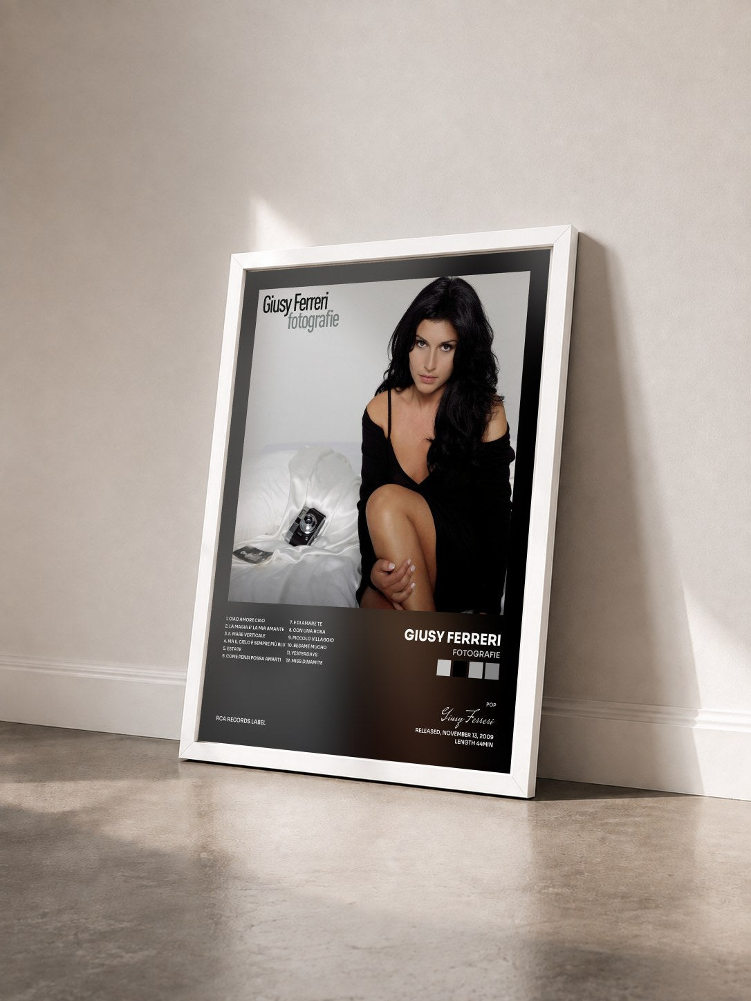 #blanc Tableau de l'album Fotografie de Giusy Ferreri vu de trois quarts, cadre blanc